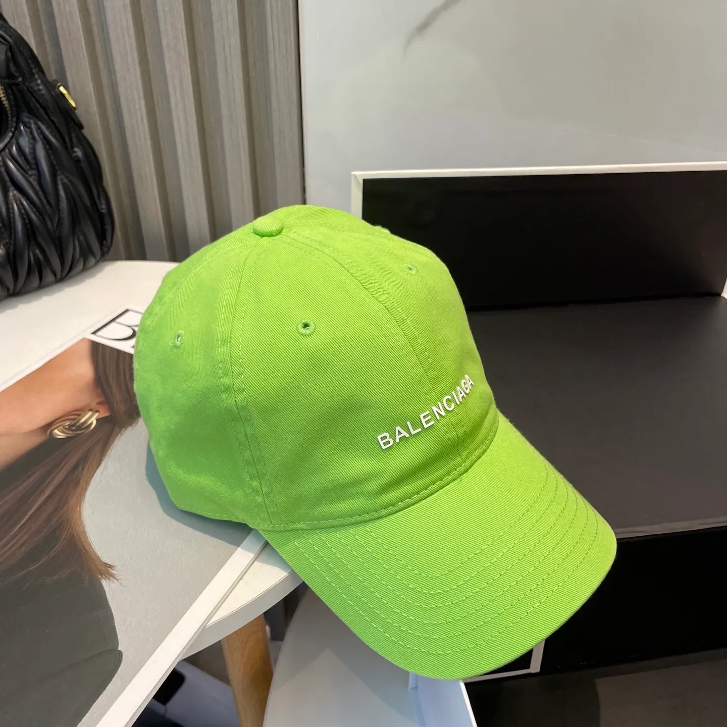 P50 Balenciaga Baseball Cap My family is already very proficient in Balenciaga’s craftsmanship. It’s a must-have. BALENCIAGA Balenciaga’s new washed pure cotton baseball cap. Heavy craftsmanship, double B letter logo, novel and fashionable trendy style. Exclusive physical shot of the same style for men and women. Unisex, adjustable