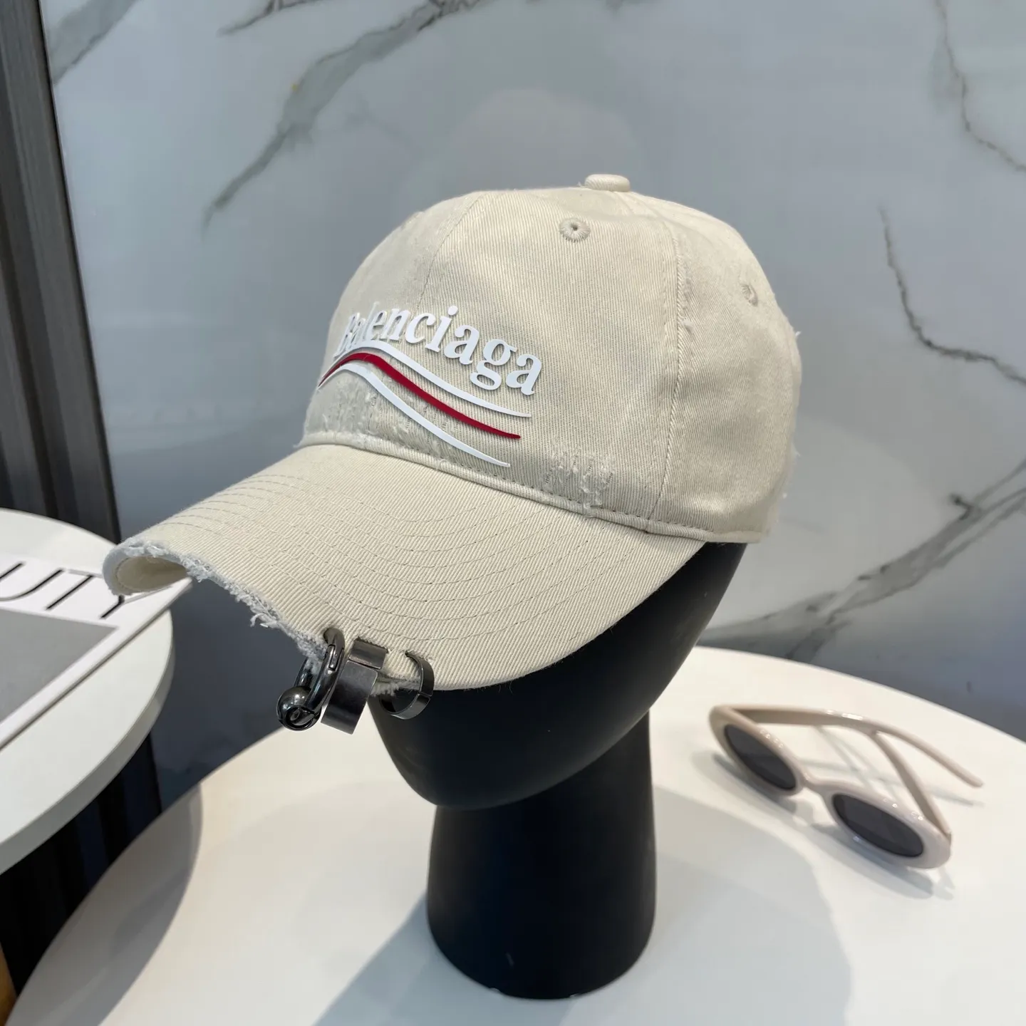 P76 New Balencia*a Balenciaga new baseball cap, ready for delivery in seconds🧢Simple, fashionable, super invincible and beautiful hat! Couple style!