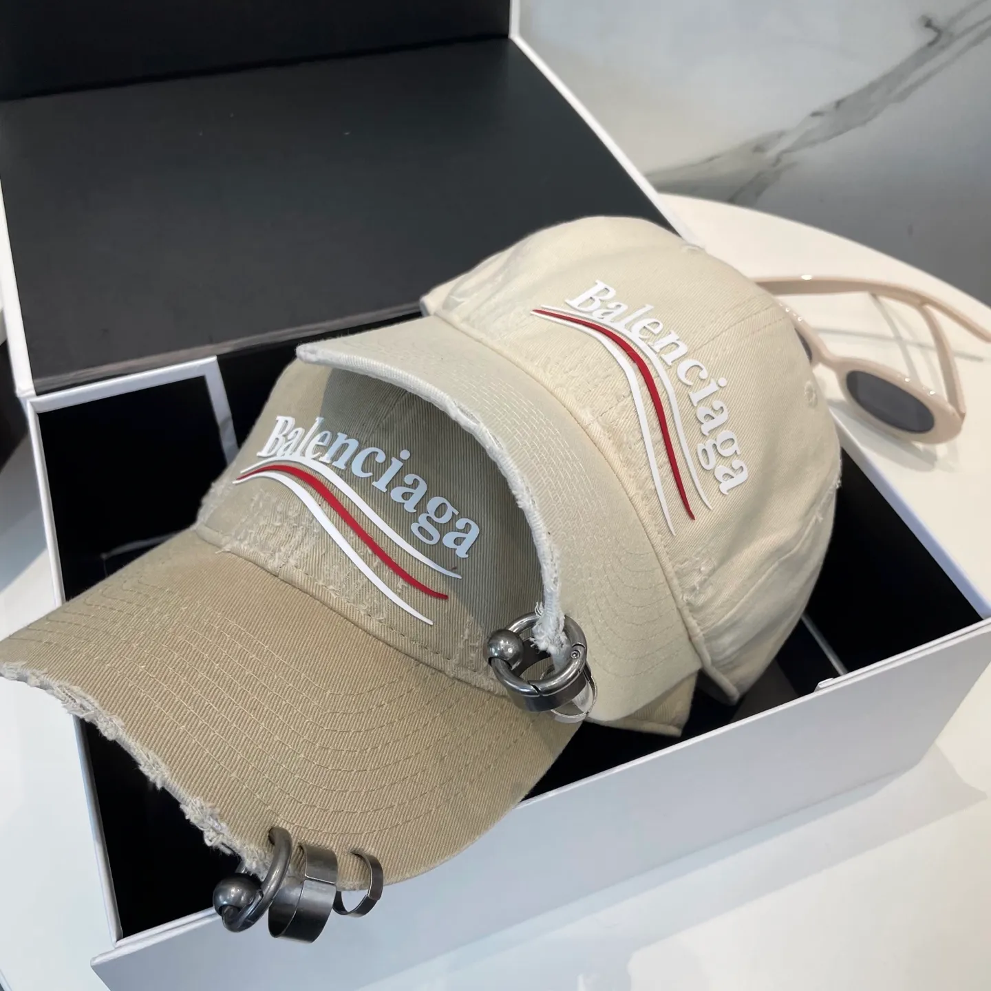 P76 New Balencia*a Balenciaga new baseball cap, ready for delivery in seconds🧢Simple, fashionable, super invincible and beautiful hat! Couple style!