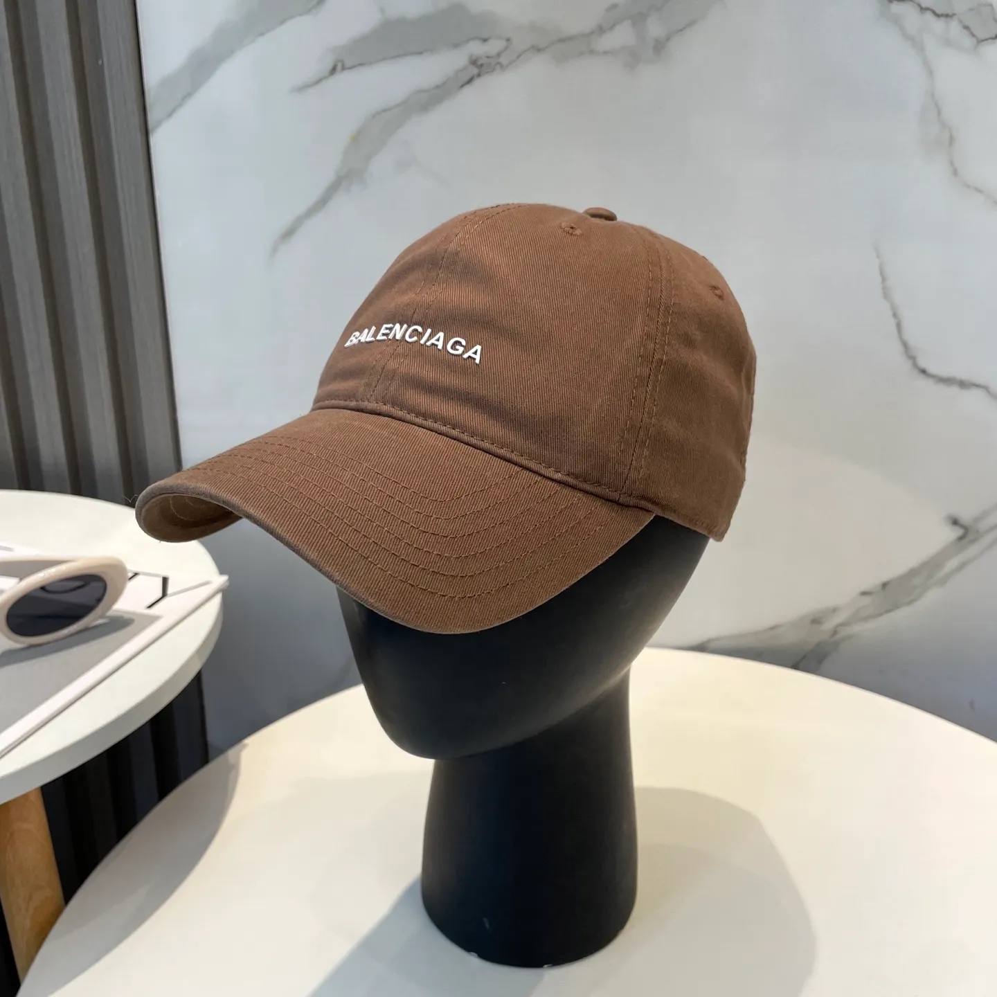 P50 Balenciaga Baseball Cap My family is already very proficient in Balenciaga’s craftsmanship. It’s a must-have. BALENCIAGA Balenciaga’s new washed pure cotton baseball cap. Heavy craftsmanship, double B letter logo, novel and fashionable trendy style. Exclusive physical shot of the same style for men and women. Unisex, adjustable