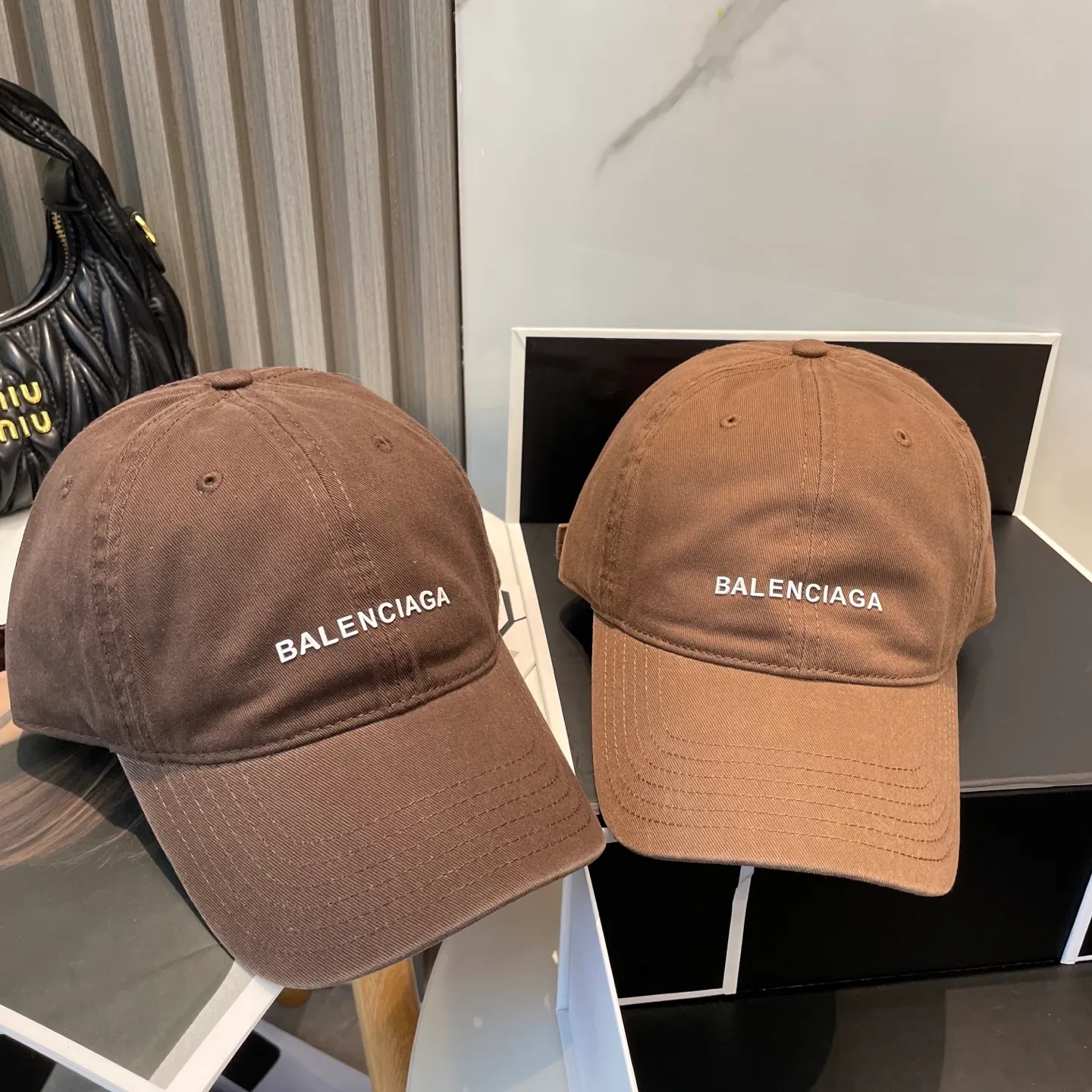 P50 Balenciaga Baseball Cap My family is already very proficient in Balenciaga’s craftsmanship. It’s a must-have. BALENCIAGA Balenciaga’s new washed pure cotton baseball cap. Heavy craftsmanship, double B letter logo, novel and fashionable trendy style. Exclusive physical shot of the same style for men and women. Unisex, adjustable