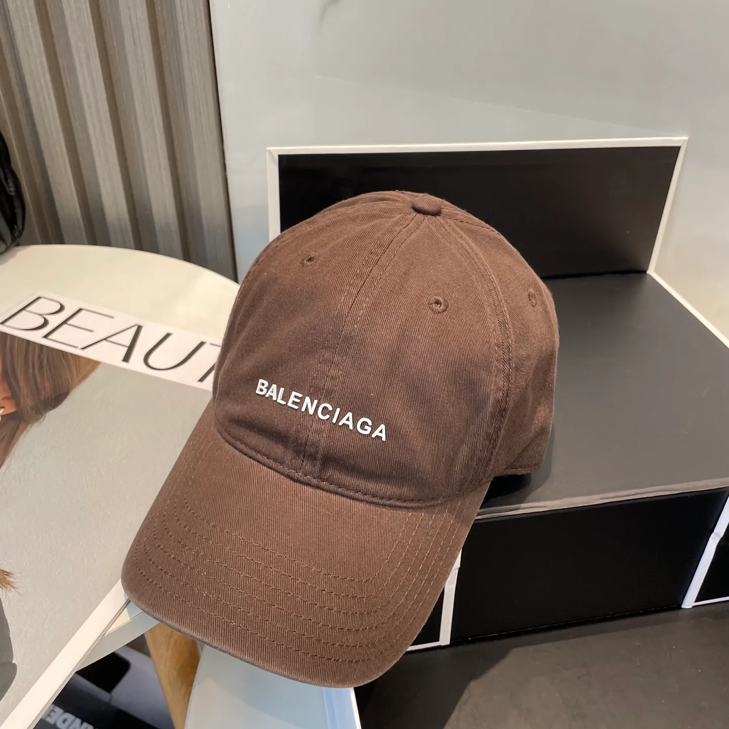 P50 Balenciaga Baseball Cap My family is already very proficient in Balenciaga’s craftsmanship. It’s a must-have. BALENCIAGA Balenciaga’s new washed pure cotton baseball cap. Heavy craftsmanship, double B letter logo, novel and fashionable trendy style. Exclusive physical shot of the same style for men and women. Unisex, adjustable