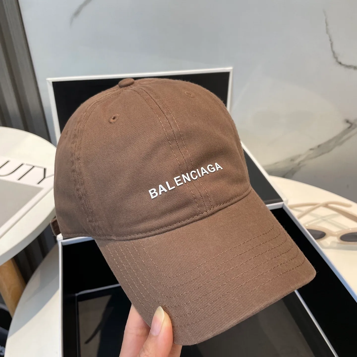 P50 Balenciaga Baseball Cap My family is already very proficient in Balenciaga’s craftsmanship. It’s a must-have. BALENCIAGA Balenciaga’s new washed pure cotton baseball cap. Heavy craftsmanship, double B letter logo, novel and fashionable trendy style. Exclusive physical shot of the same style for men and women. Unisex, adjustable
