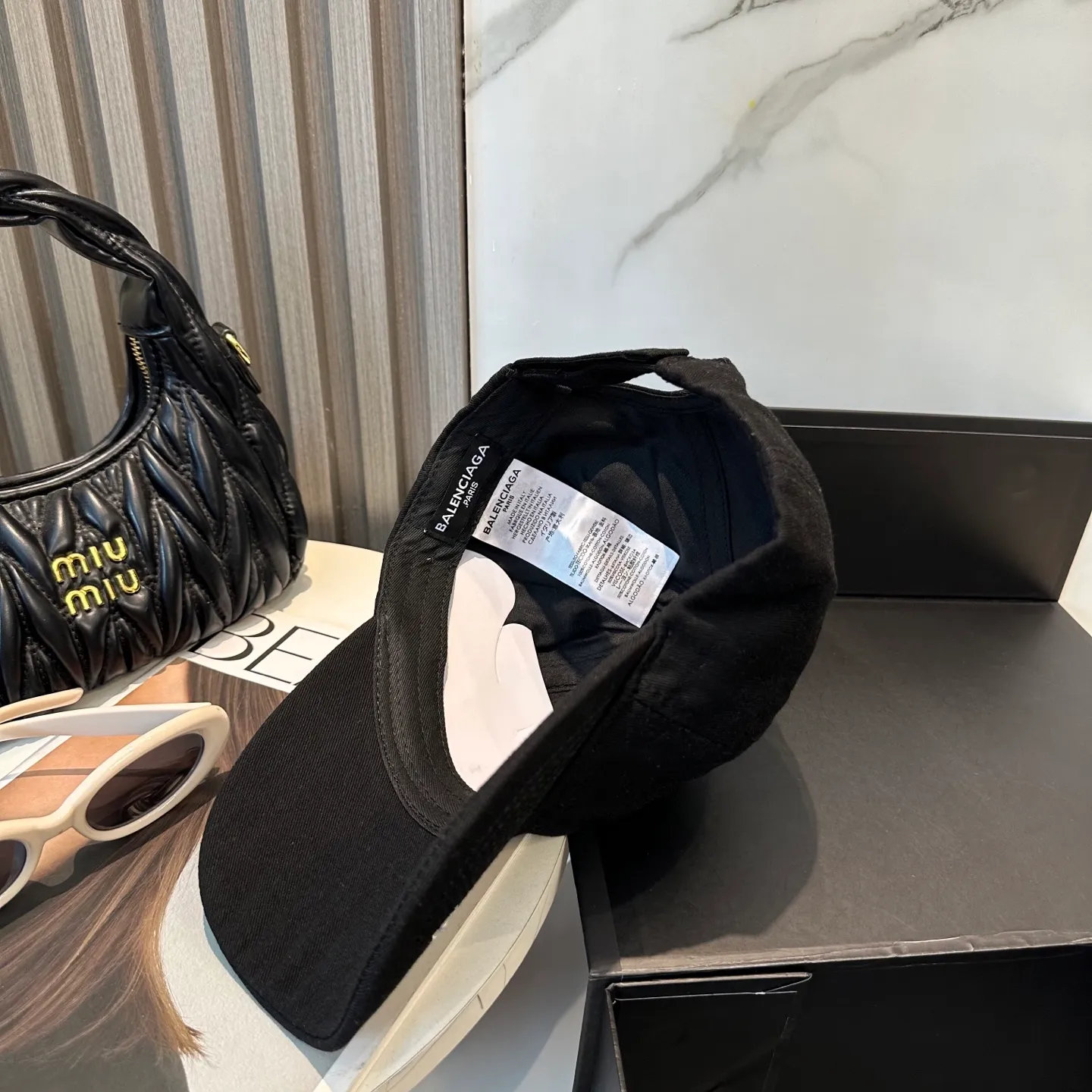 P56 Balencia*a Balenciaga's new baseball cap, ready for delivery in seconds 🧢Simple, fashionable, super invincible and beautiful hat! Couple style! The advantages of the original product compared to other hats,