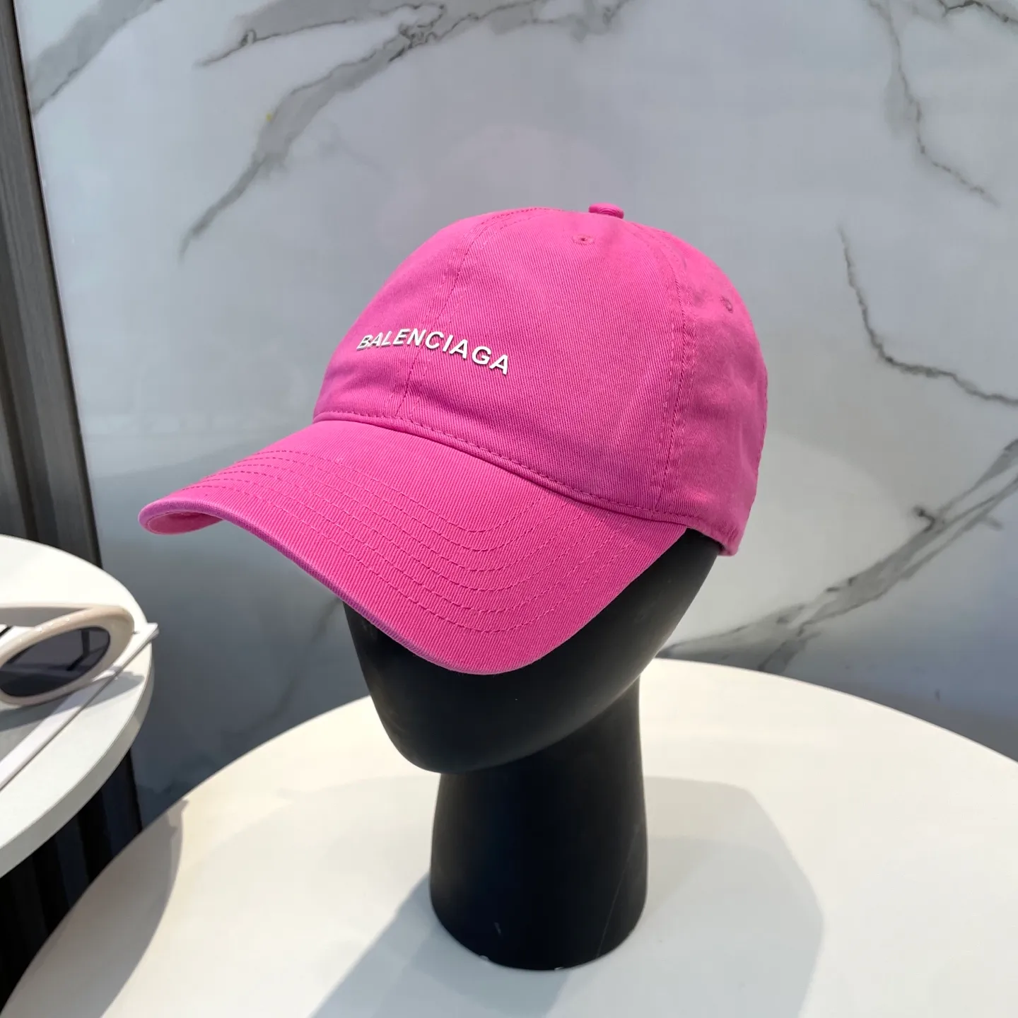P50 Balenciaga Baseball Cap My family is already very proficient in Balenciaga’s craftsmanship. It’s a must-have. BALENCIAGA Balenciaga’s new washed pure cotton baseball cap. Heavy craftsmanship, double B letter logo, novel and fashionable trendy style. Exclusive physical shot of the same style for men and women. Unisex, adjustable