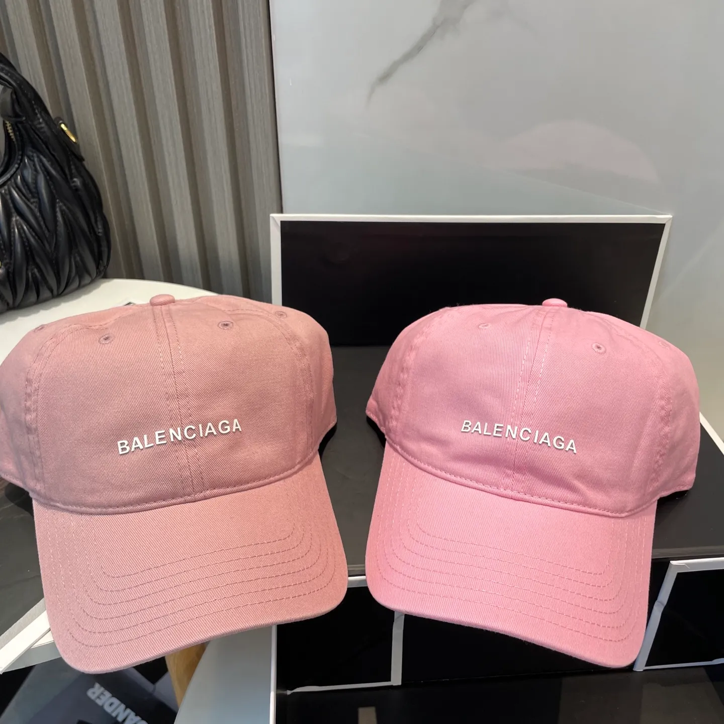 P50 Balenciaga Baseball Cap My family is already very proficient in Balenciaga’s craftsmanship. It’s a must-have. BALENCIAGA Balenciaga’s new washed pure cotton baseball cap. Heavy craftsmanship, double B letter logo, novel and fashionable trendy style. Exclusive physical shot of the same style for men and women. Unisex, adjustable