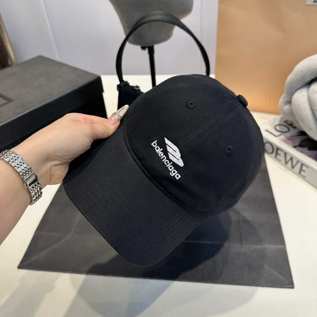 P60 Balenciaga Balenciaga's new baseball cap, personalized and old yuppie style, has a strong sense of design and is a must-have for fashionistas
