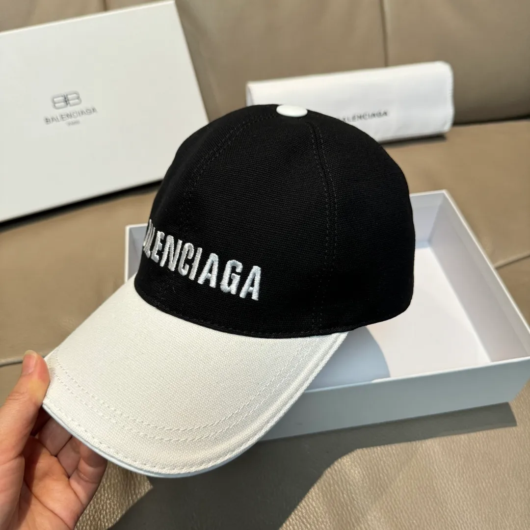P150 new model shipped, Balenciaga's new original baseball cap, black and white color matching, 1:1 mold customization, new three-dimensional embroidery, exquisite and flawless! Original canvas fabric + first-layer cowhide, meticulous workmanship, original factory quality, exclusive physical photography.