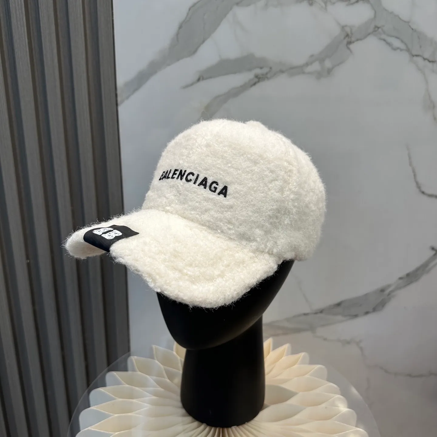 P66 Balenciaga BaIenciag's new baseball cap ~ It is a perfect interpretation of the sweet and cool style. I love it so much❤️ The top is sexy and handsome. Both are online! No girl can refuse a fluffy item.