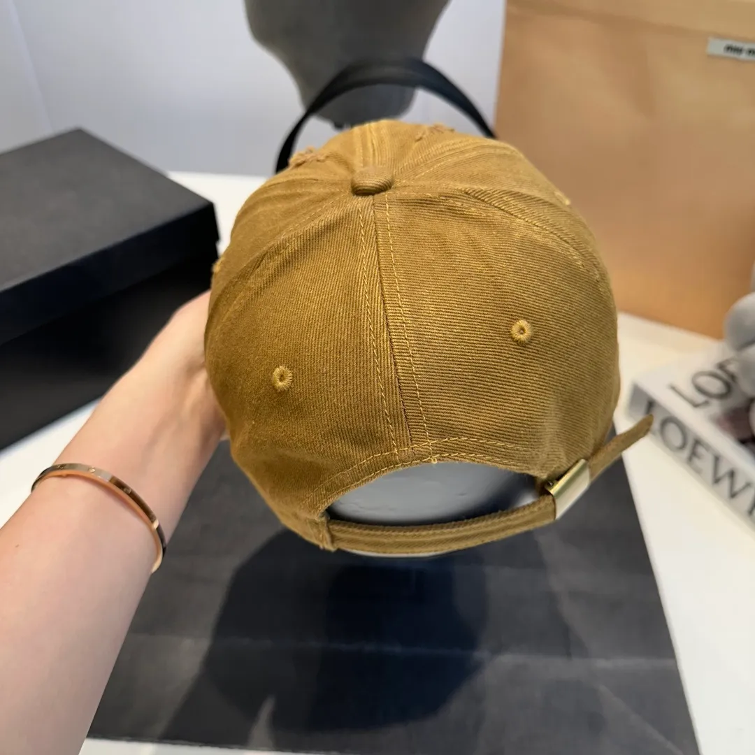 P56 New Balencia*a Balenciaga new baseball cap, ready for delivery in seconds🧢Simple, fashionable, super invincible and beautiful hat! Couple style!