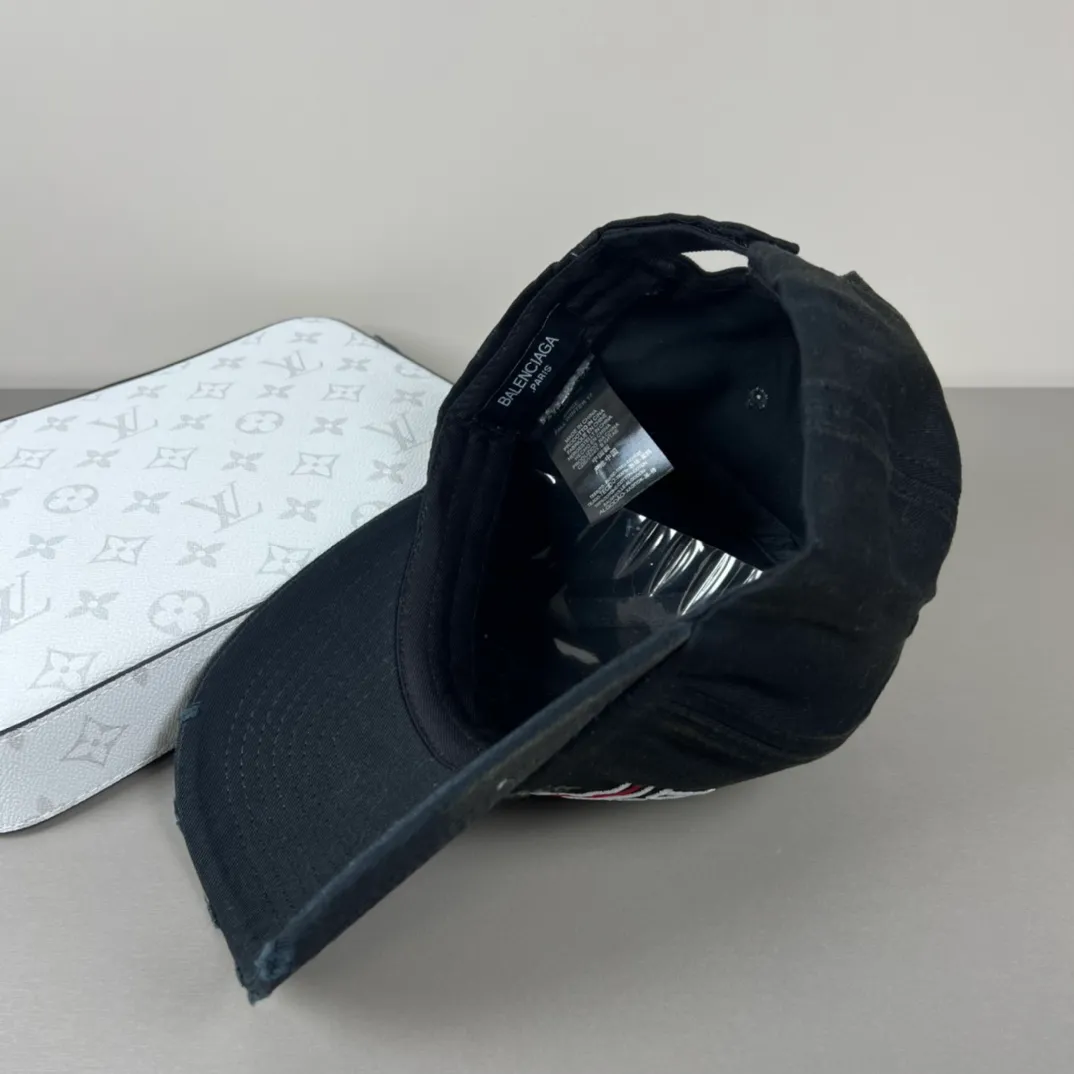 P56 Balenclaga official website new product Balenciaga new baseball cap ready for delivery in seconds🧢Simple, fashionable, super invincible and beautiful hat! Couple style! The advantages of the original product compared to other hats,
