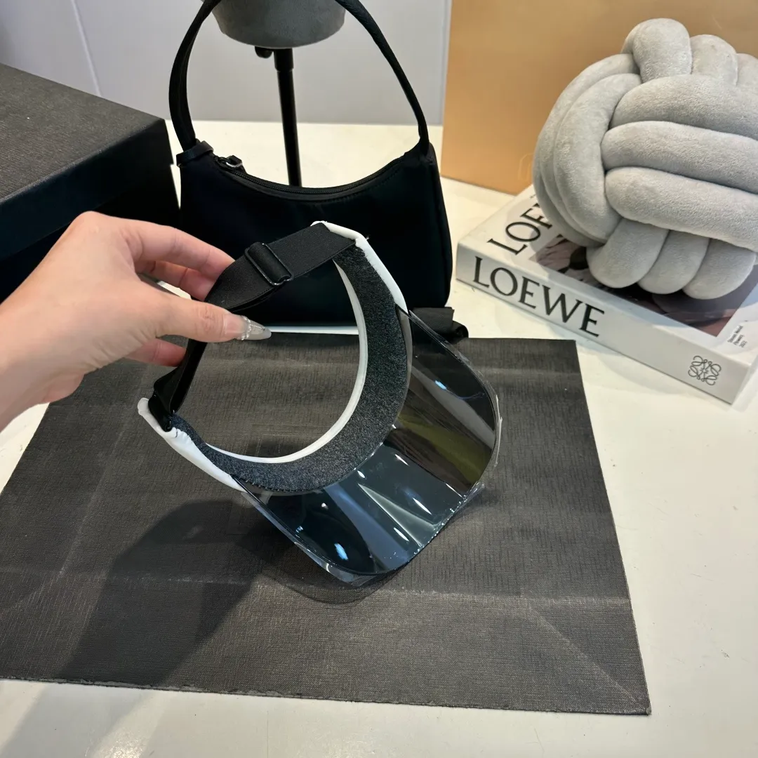 P50 Balencia*a Balenciaga's new style 💞 Summer ice silk empty top hat. The empty top sun protection hat does not delay the ponytail~ The ice silk fabric is practical and beautiful! The design of the large brim can effectively block ultraviolet rays. Multiple colors available.