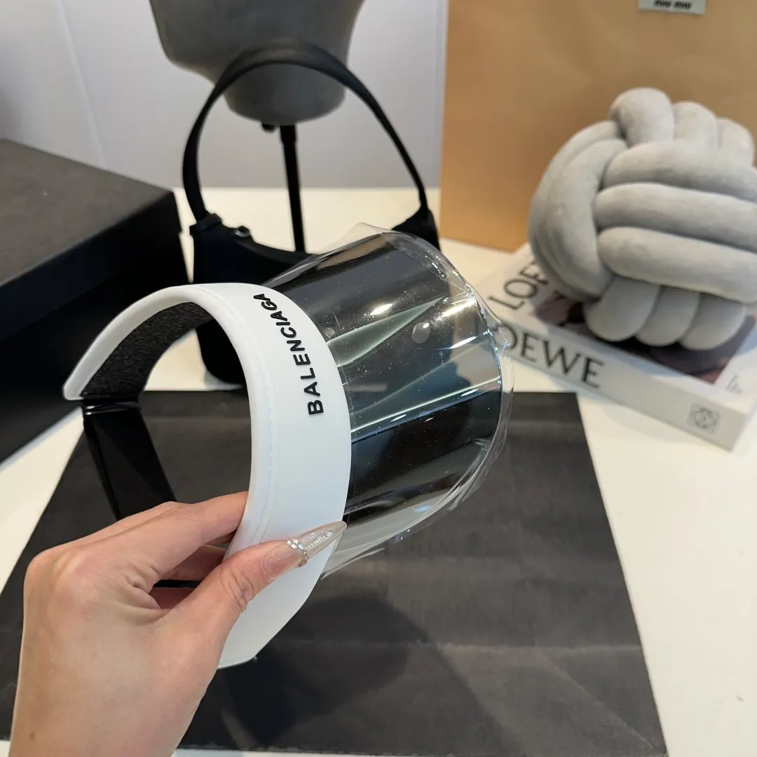 P50 Balencia*a Balenciaga's new style 💞 Summer ice silk empty top hat. The empty top sun protection hat does not delay the ponytail~ The ice silk fabric is practical and beautiful! The design of the large brim can effectively block ultraviolet rays. Multiple colors available.