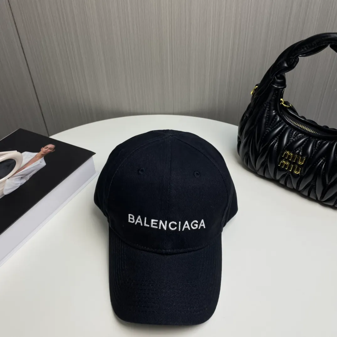 P60 🧢Balenciaga🧢Embroidered original baseball cap♥️The quality is very good👍Casual and fashionable🌼Versatile style♥️Same style for men and women!