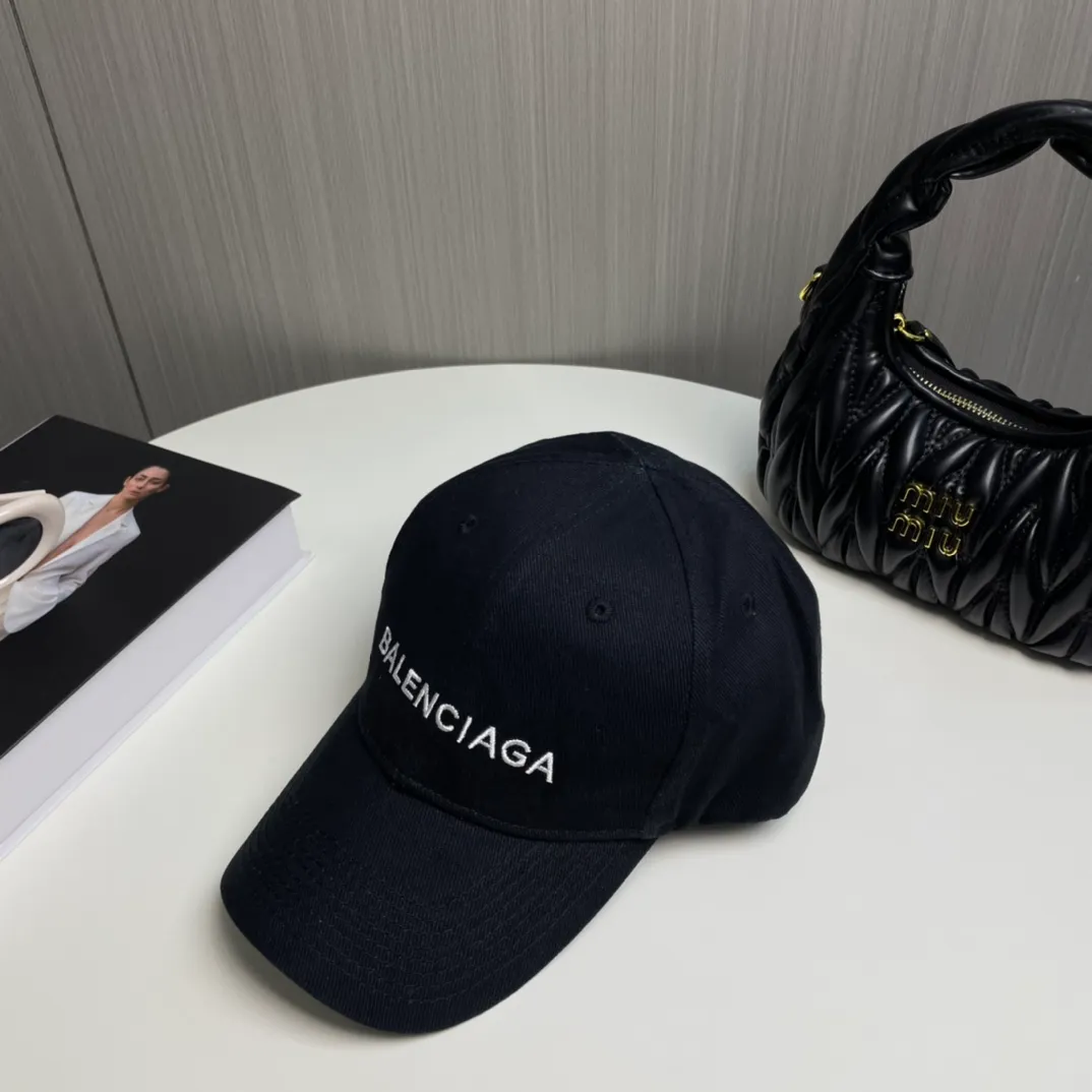 P60 🧢Balenciaga🧢Embroidered original baseball cap♥️The quality is very good👍Casual and fashionable🌼Versatile style♥️Same style for men and women!