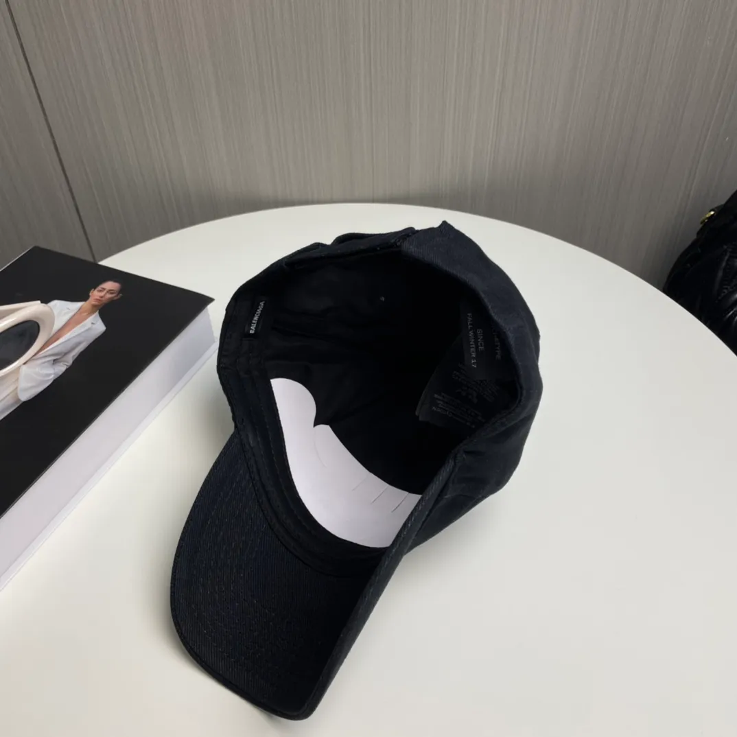 P60 🧢Balenciaga🧢Embroidered original baseball cap♥️The quality is very good👍Casual and fashionable🌼Versatile style♥️Same style for men and women!