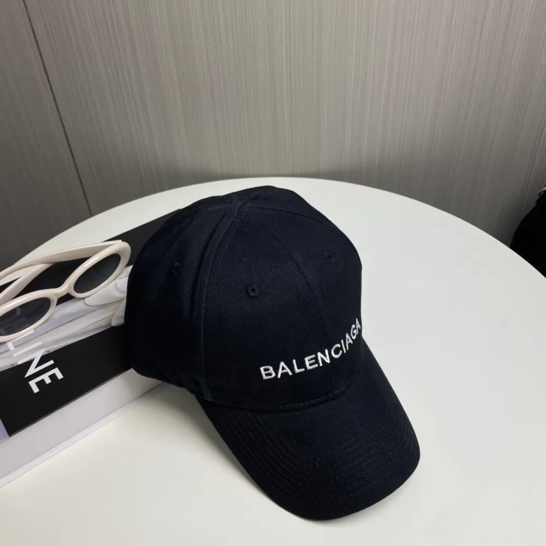 P60 🧢Balenciaga🧢Embroidered original baseball cap♥️The quality is very good👍Casual and fashionable🌼Versatile style♥️Same style for men and women!