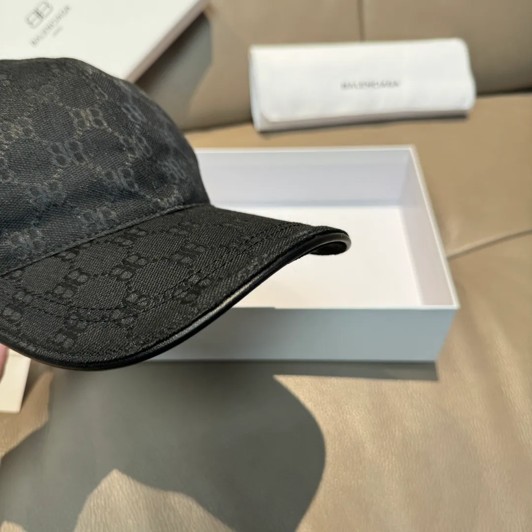 p90, Balenciaga's new original baseball cap, 1:1 mold opening and customization at the counter, original canvas fabric + first layer of cowhide, pure cotton lining, light and breathable, simple and elegant! Basic head circumference is 56cm, the patch is adjustable, suitable for both men and women, a must-have for all seasons!