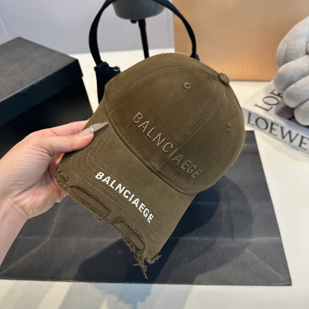 P60 Balenciaga BALENGIAGA hole baseball cap