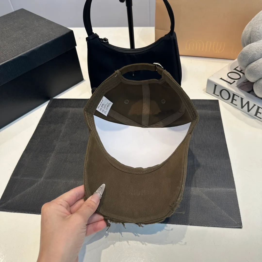 P60 Balenciaga BALENGIAGA hole baseball cap