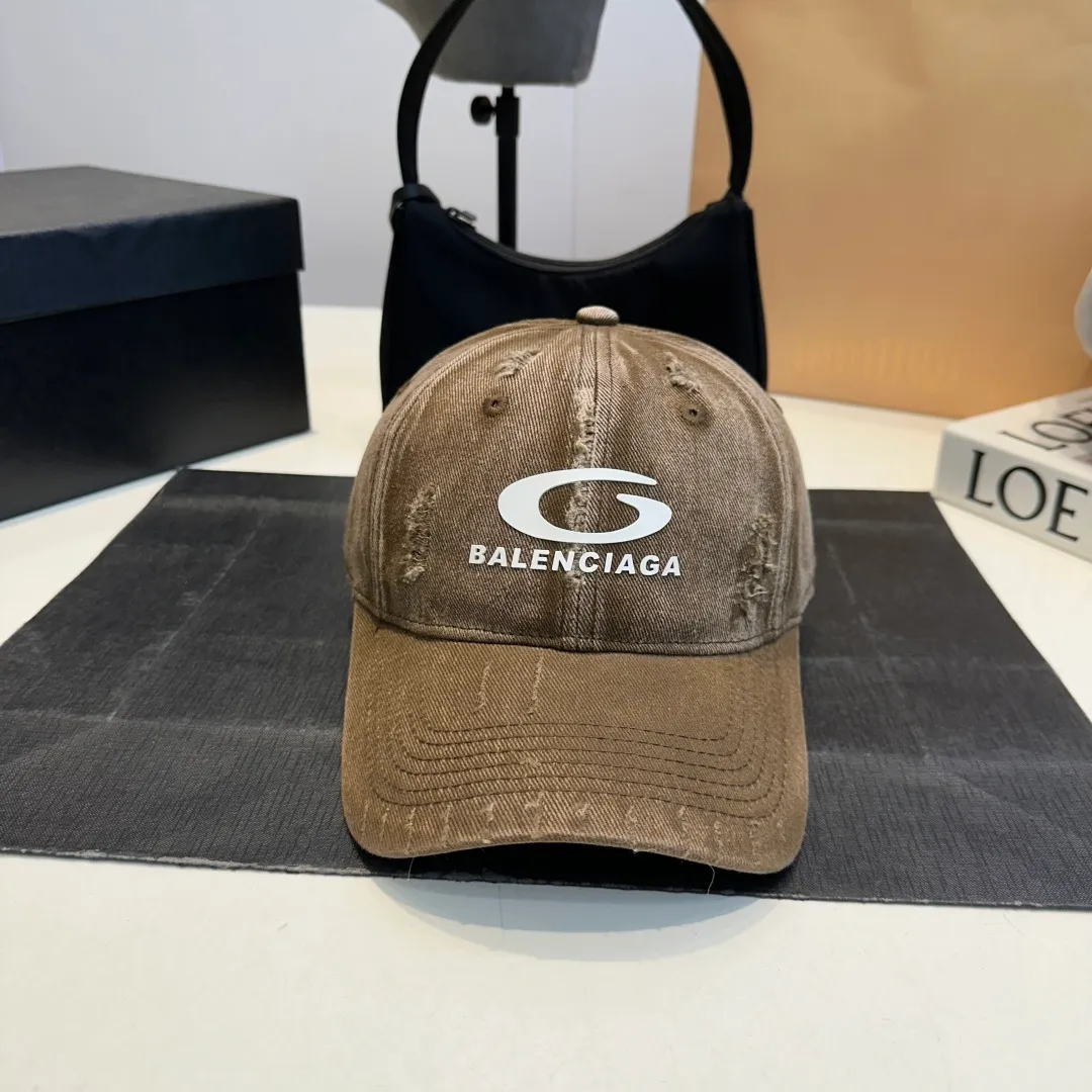 P56 New Balencia*a Balenciaga new baseball cap, ready for delivery in seconds🧢Simple, fashionable, super invincible and beautiful hat! Couple style!