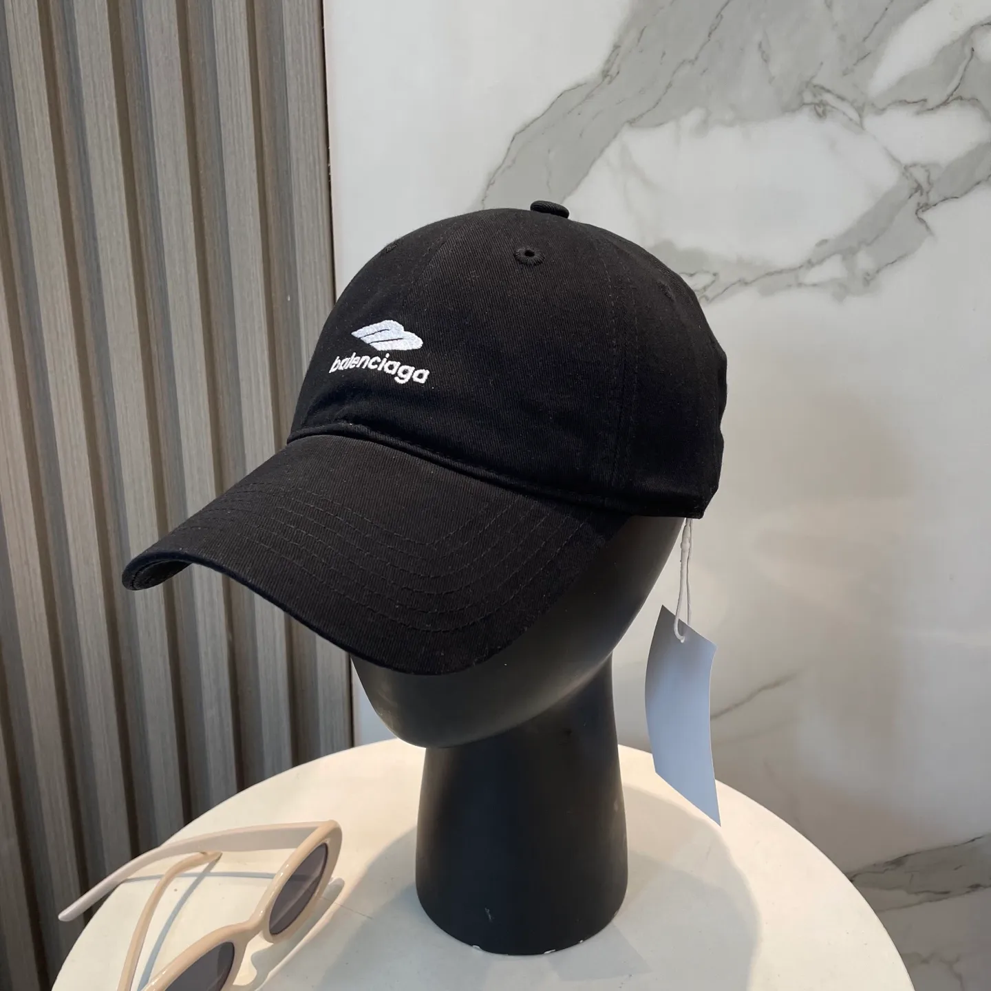 P60 BALENCIAGA Balenciaga's new embroidered logo baseball cap, cool colors, different styles for men and women, the first batch will be shipped first! A must-buy for Paris fans!