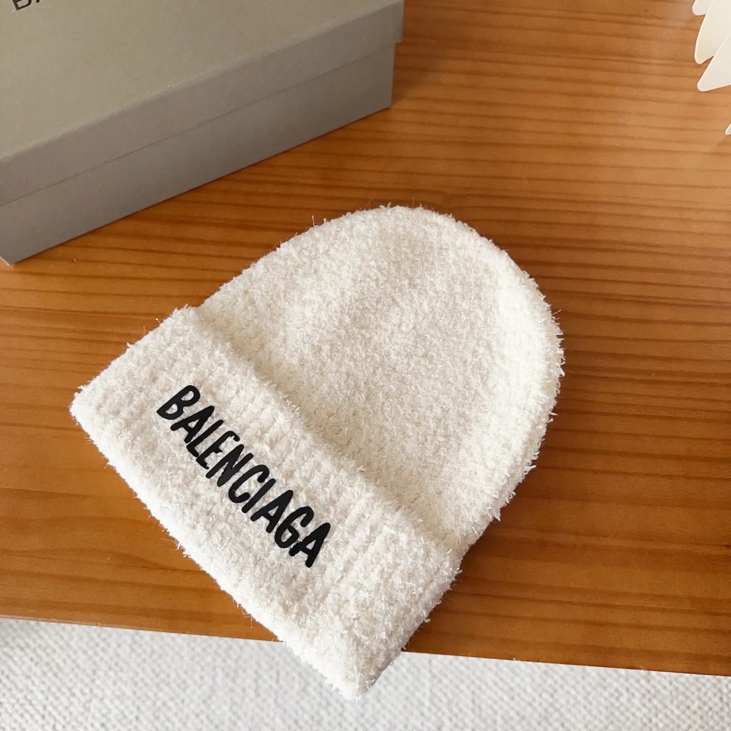 💰60 Balenciaga knitted cold hat brick cabinet new style! It became popular on Xiaohongshu as soon as it was put on the shelves~ First released on the whole network, matching color and version. The first batch of goods is sufficient, so hurry up and get it.