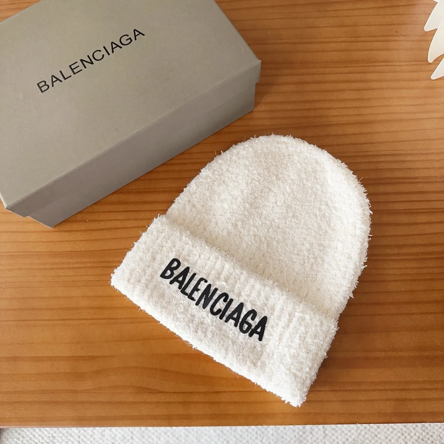 💰60 Balenciaga knitted cold hat brick cabinet new style! It became popular on Xiaohongshu as soon as it was put on the shelves~ First released on the whole network, matching color and version. The first batch of goods is sufficient, so hurry up and get it.