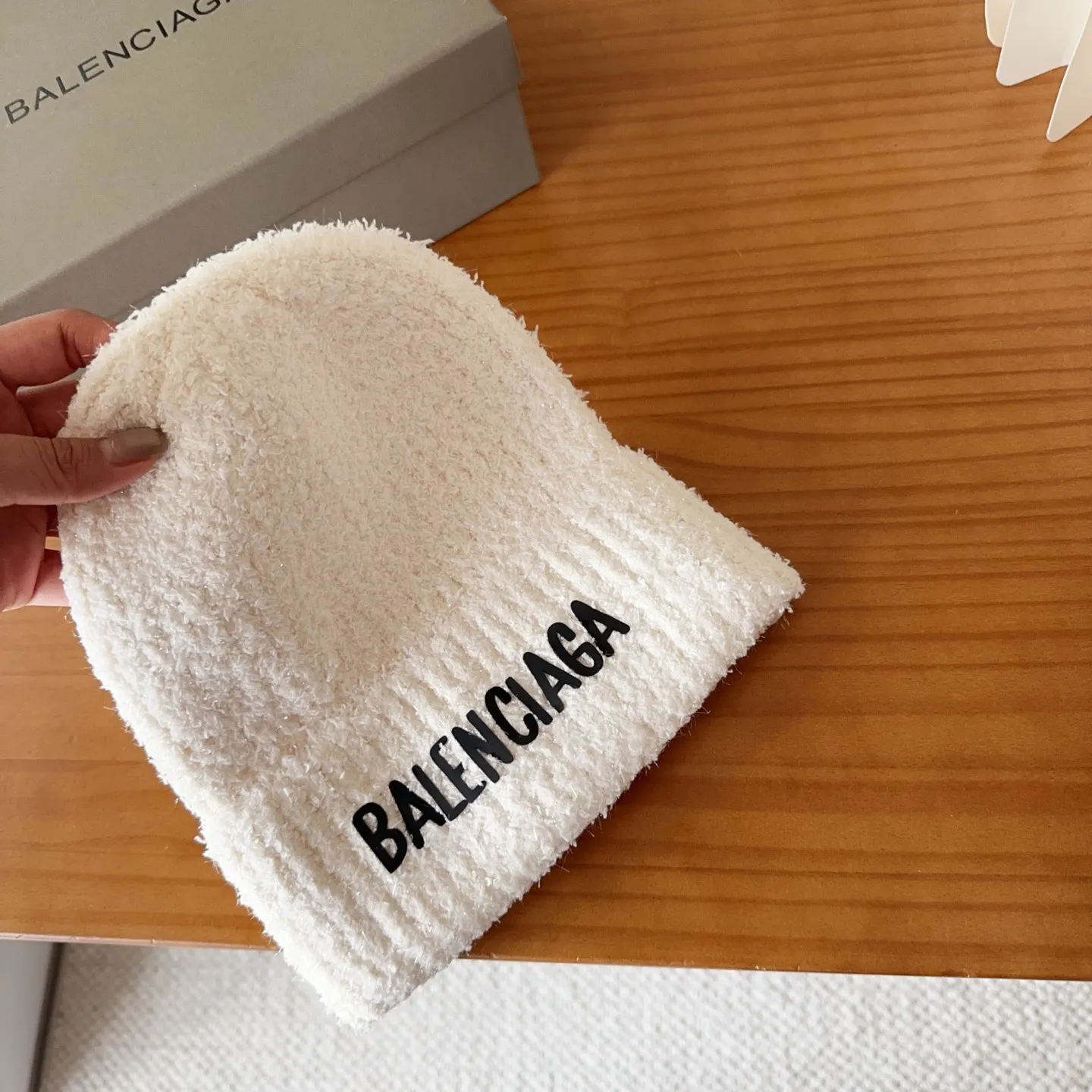 💰60 Balenciaga knitted cold hat brick cabinet new style! It became popular on Xiaohongshu as soon as it was put on the shelves~ First released on the whole network, matching color and version. The first batch of goods is sufficient, so hurry up and get it.