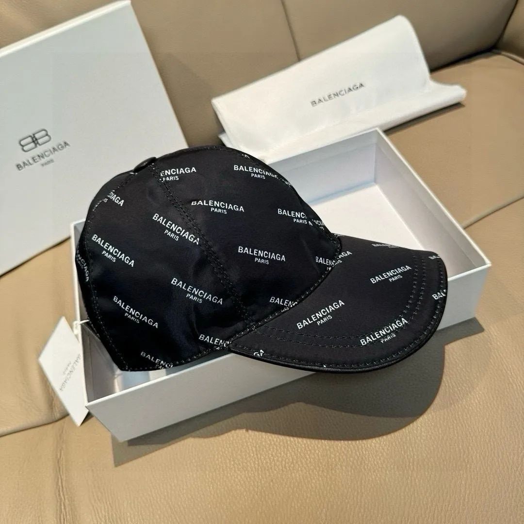Batch 90, Balenciaga's classic original baseball cap, 1:1 mold opening and customization at the counter, original silk screen satin fabric + first layer of cowhide, pure cotton lining, light and breathable, simple and elegant! Basic head circumference is 56cm, the patch is adjustable, suitable for both men and women, a must-have for all seasons!