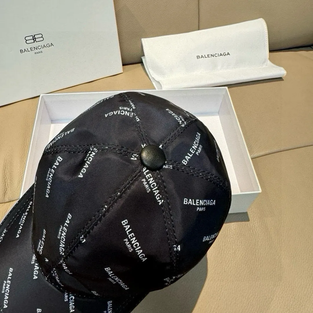 Batch 90, Balenciaga's classic original baseball cap, 1:1 mold opening and customization at the counter, original silk screen satin fabric + first layer of cowhide, pure cotton lining, light and breathable, simple and elegant! Basic head circumference is 56cm, the patch is adjustable, suitable for both men and women, a must-have for all seasons!