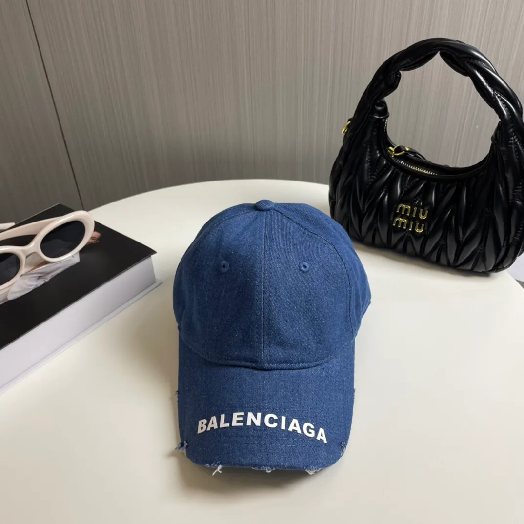 P60 Balenciaga's new washed distressed denim baseball cap. Newly launched washed denim series, casual and versatile wardrobe matching tool.