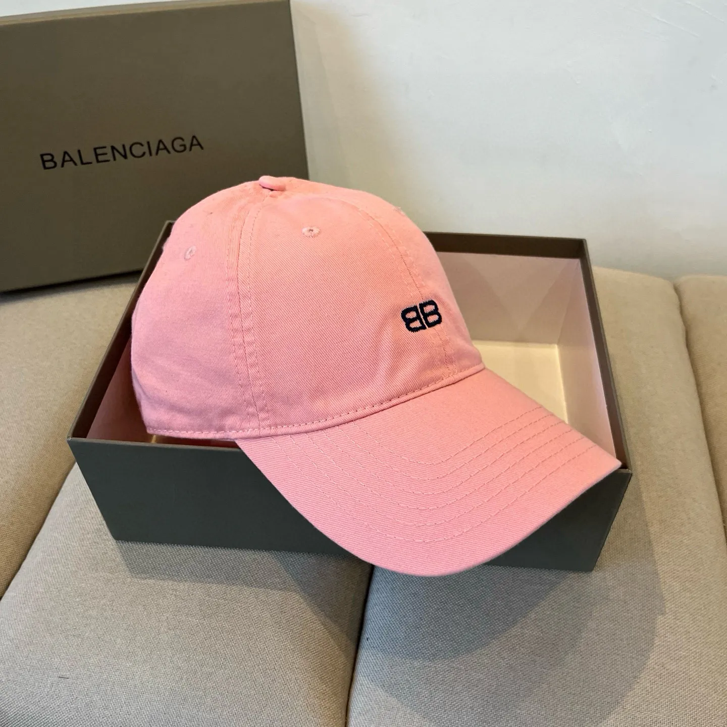 P60 BALENCIAGA new logo baseball cap, cool colors, different styles for men and women, the first batch will be shipped first! A must-buy for Paris fans!
