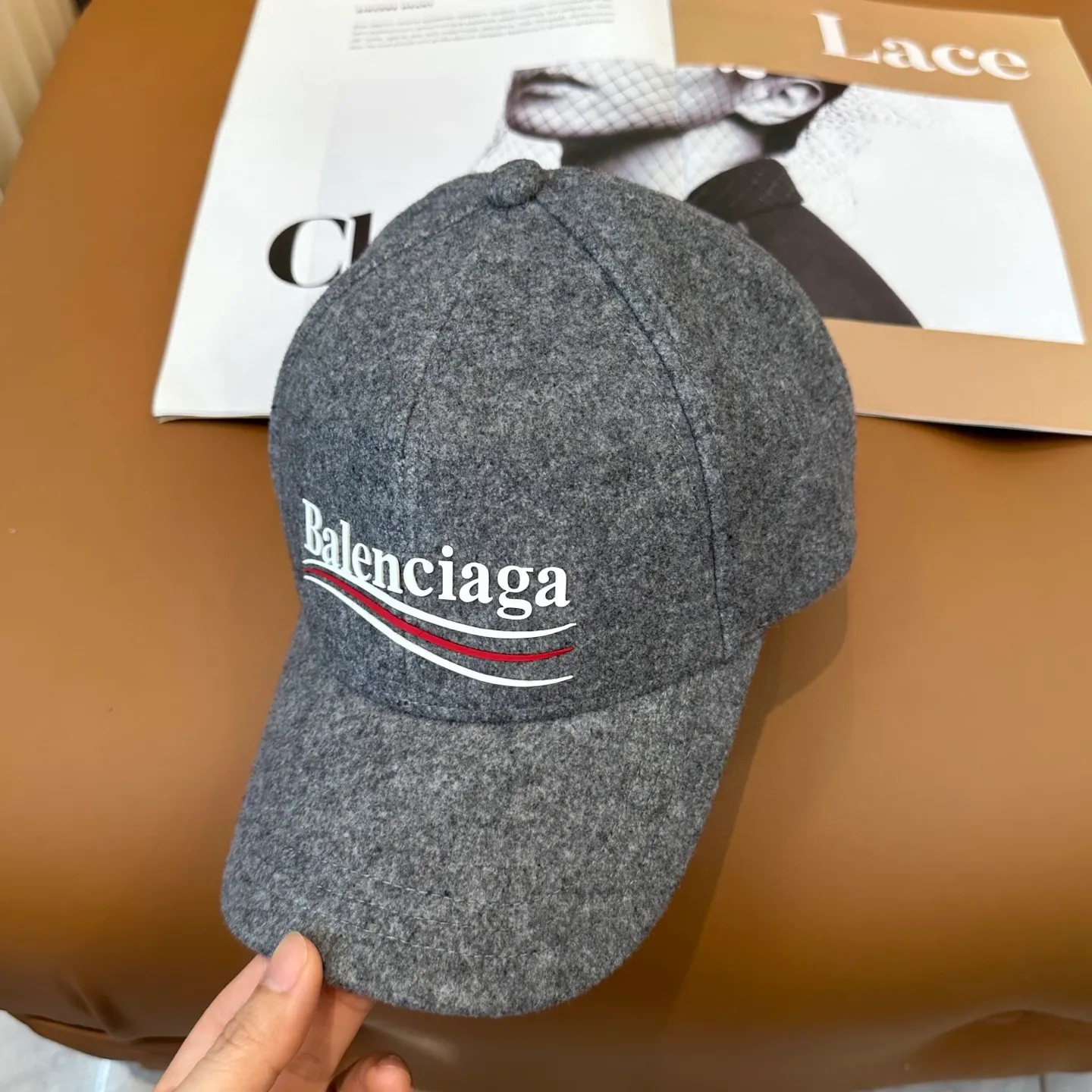 P56 Balenciaga's new autumn and winter woolen baseball cap💋💋 The baseball cap that is most commonly worn every day. The gray color often matches the look👀 It is very good for daily commuting or city boy sweeping the streets.