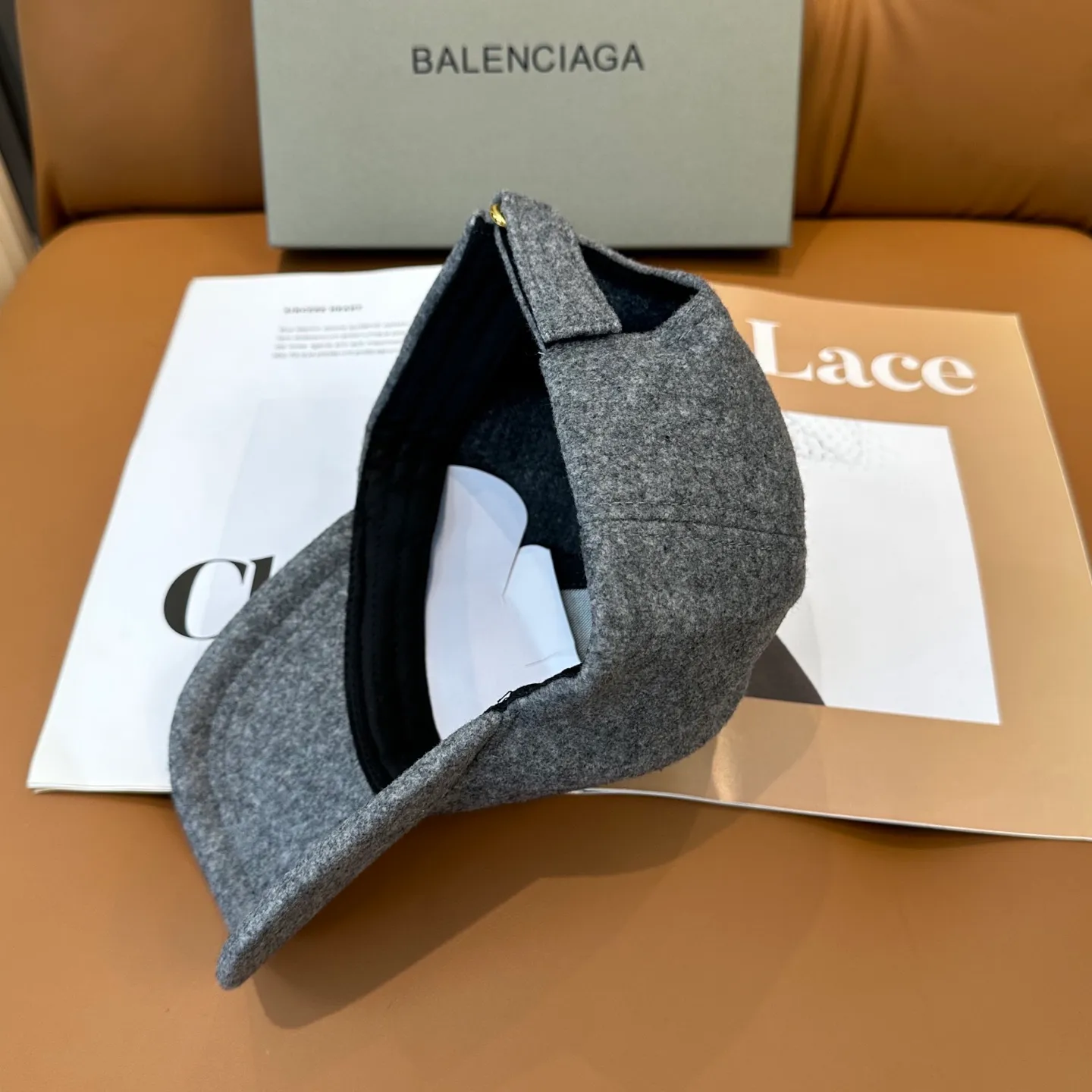 P56 Balenciaga's new autumn and winter woolen baseball cap💋💋 The baseball cap that is most commonly worn every day. The gray color often matches the look👀 It is very good for daily commuting or city boy sweeping the streets.