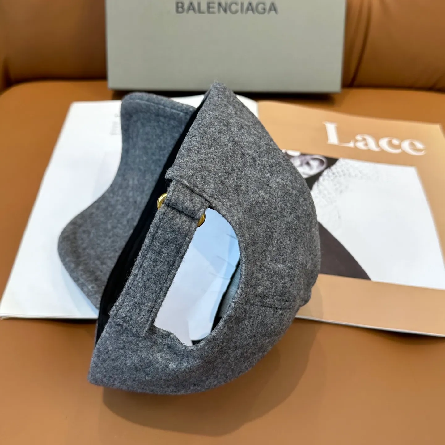 P56 Balenciaga's new autumn and winter woolen baseball cap💋💋 The baseball cap that is most commonly worn every day. The gray color often matches the look👀 It is very good for daily commuting or city boy sweeping the streets.