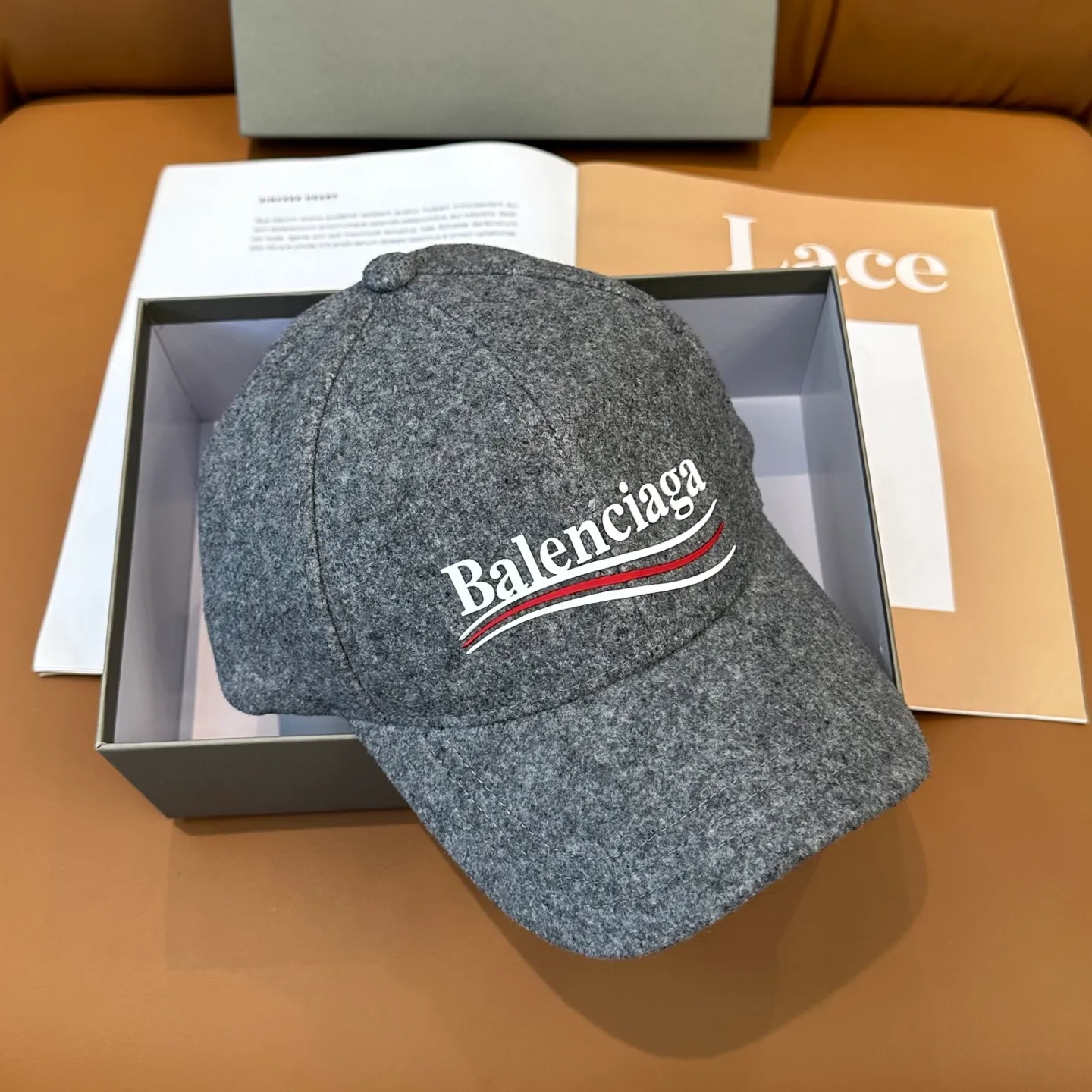 P56 Balenciaga's new autumn and winter woolen baseball cap💋💋 The baseball cap that is most commonly worn every day. The gray color often matches the look👀 It is very good for daily commuting or city boy sweeping the streets.