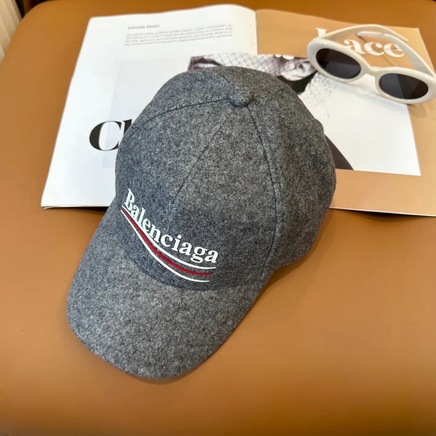 P56 Balenciaga's new autumn and winter woolen baseball cap💋💋 The baseball cap that is most commonly worn every day. The gray color often matches the look👀 It is very good for daily commuting or city boy sweeping the streets.