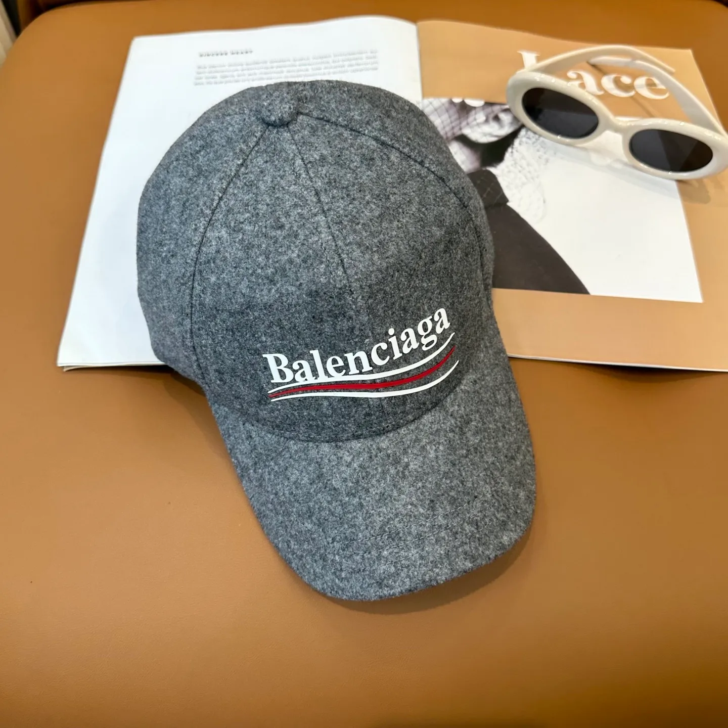 P56 Balenciaga's new autumn and winter woolen baseball cap💋💋 The baseball cap that is most commonly worn every day. The gray color often matches the look👀 It is very good for daily commuting or city boy sweeping the streets.