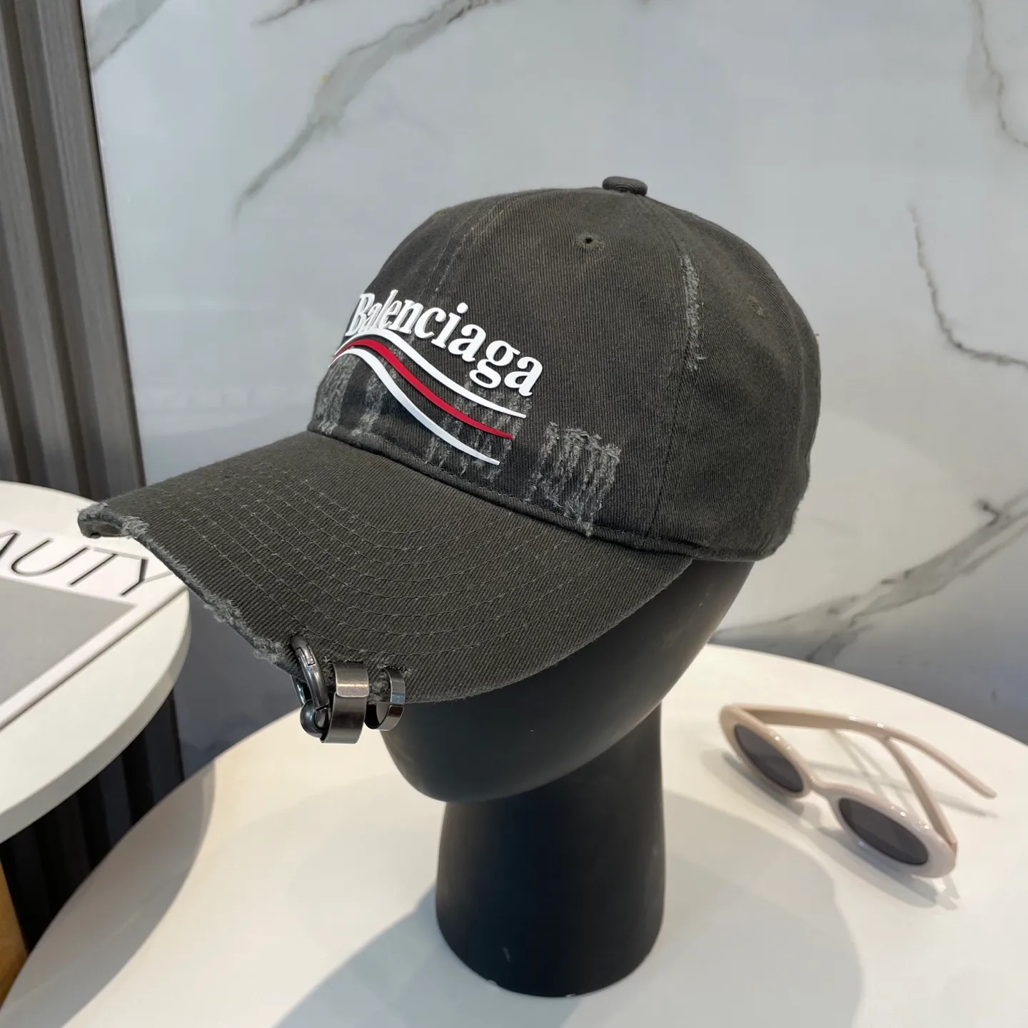 P86 New Balencia*a Balenciaga new baseball cap, ready for delivery in seconds🧢Simple, fashionable, super invincible and beautiful hat! Couple style!