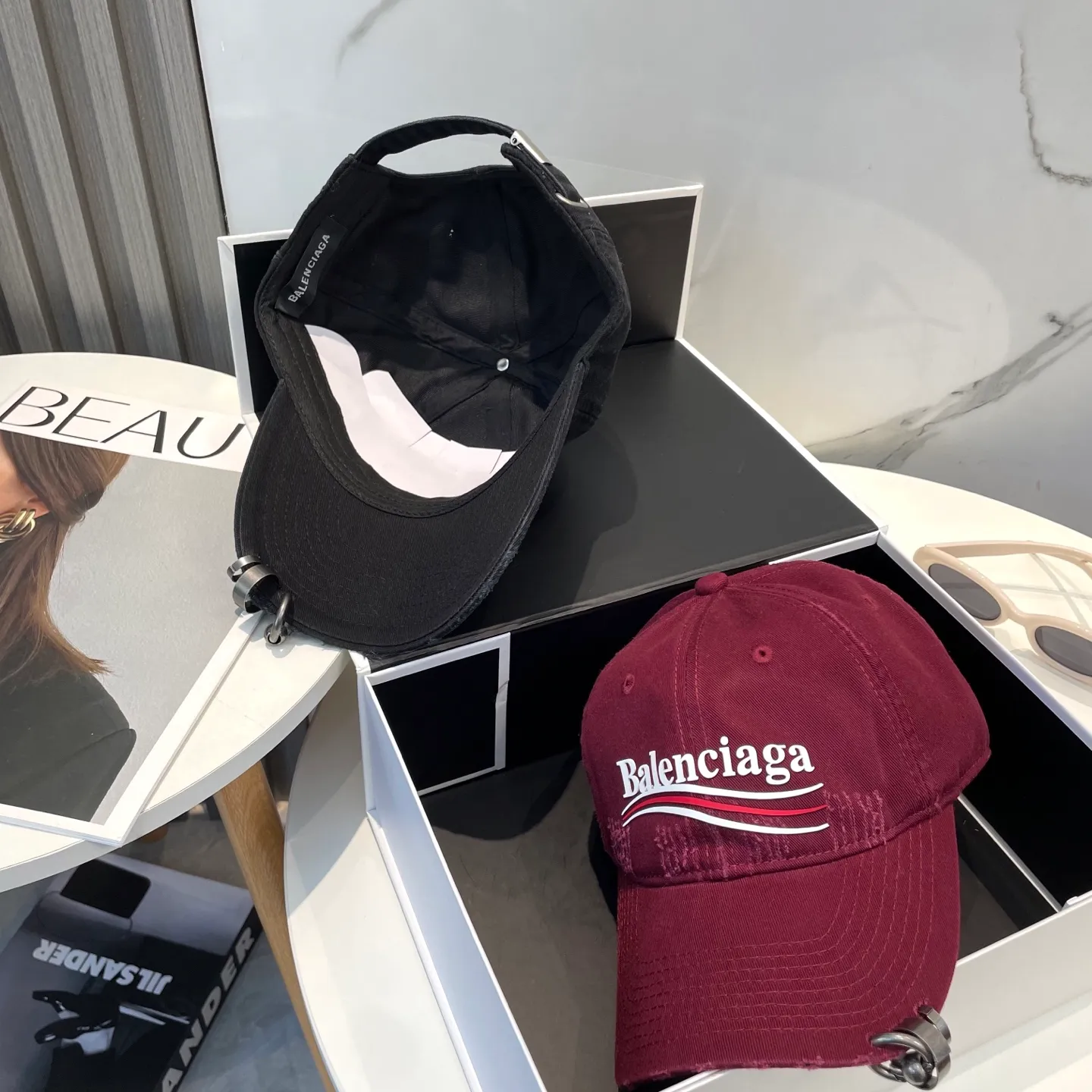 P86 New Balencia*a Balenciaga new baseball cap, ready for delivery in seconds🧢Simple, fashionable, super invincible and beautiful hat! Couple style!