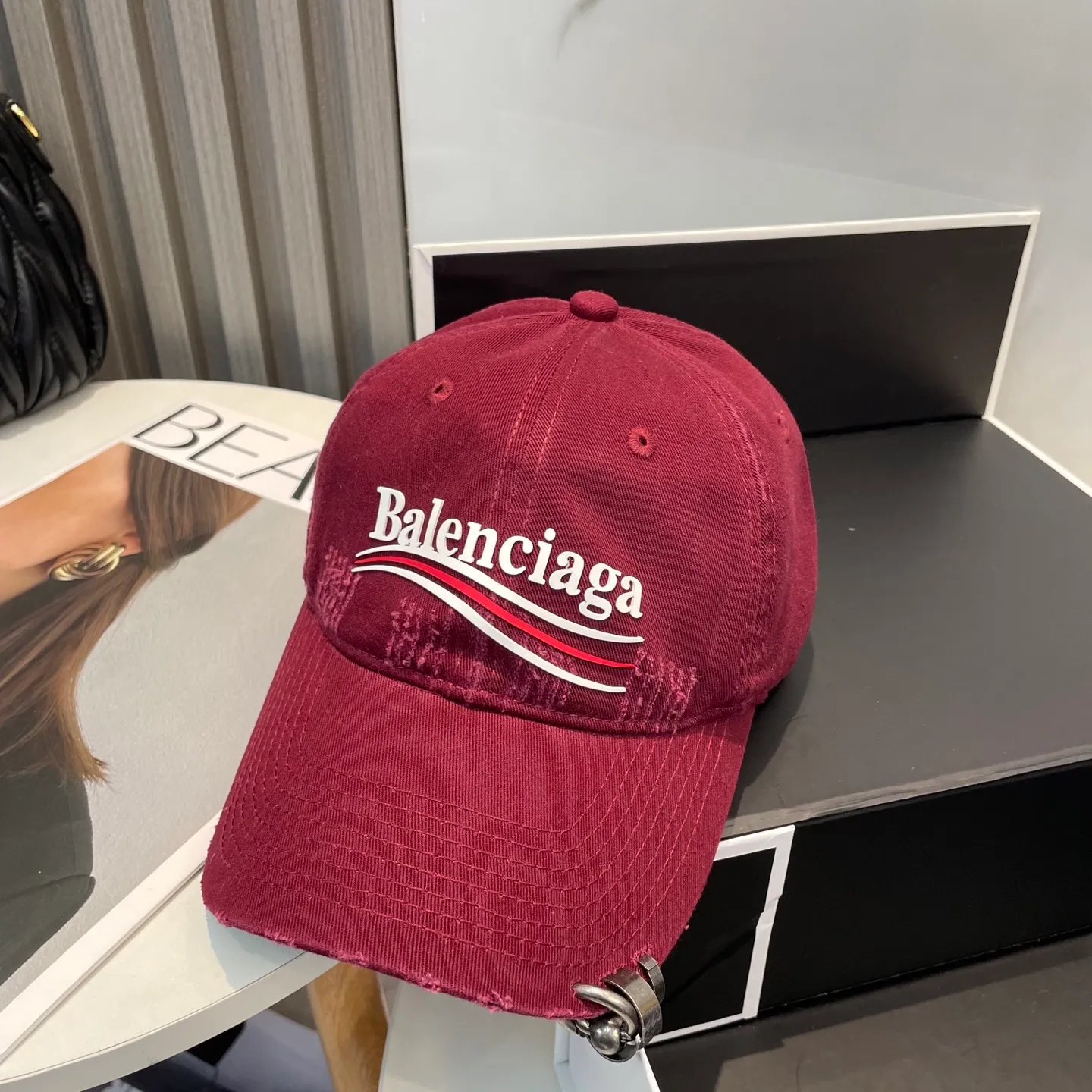 P86 New Balencia*a Balenciaga new baseball cap, ready for delivery in seconds🧢Simple, fashionable, super invincible and beautiful hat! Couple style!