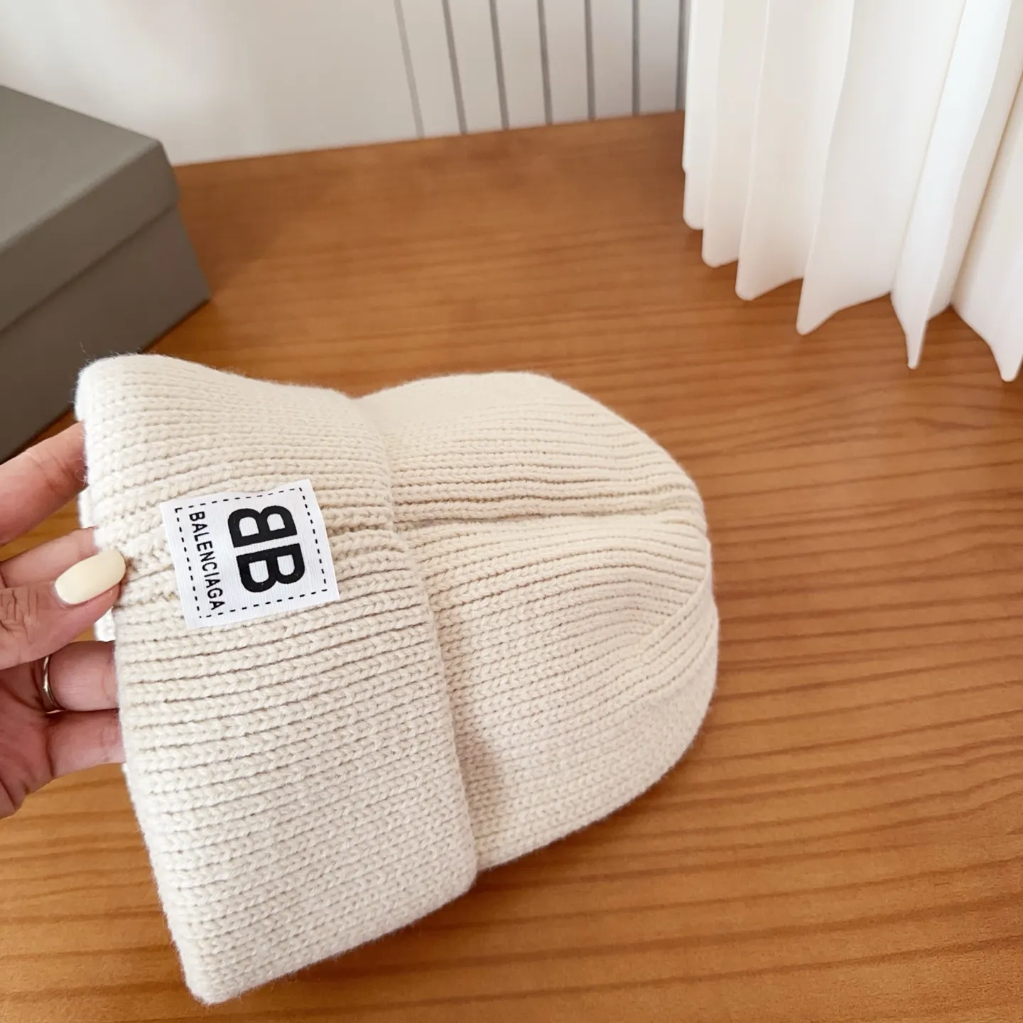💰60 Balenciaga knitted cold hat brick cabinet new style! It became popular on Xiaohongshu as soon as it was put on the shelves~ First released on the whole network, matching color and version. The first batch of goods is sufficient, so hurry up and get it.