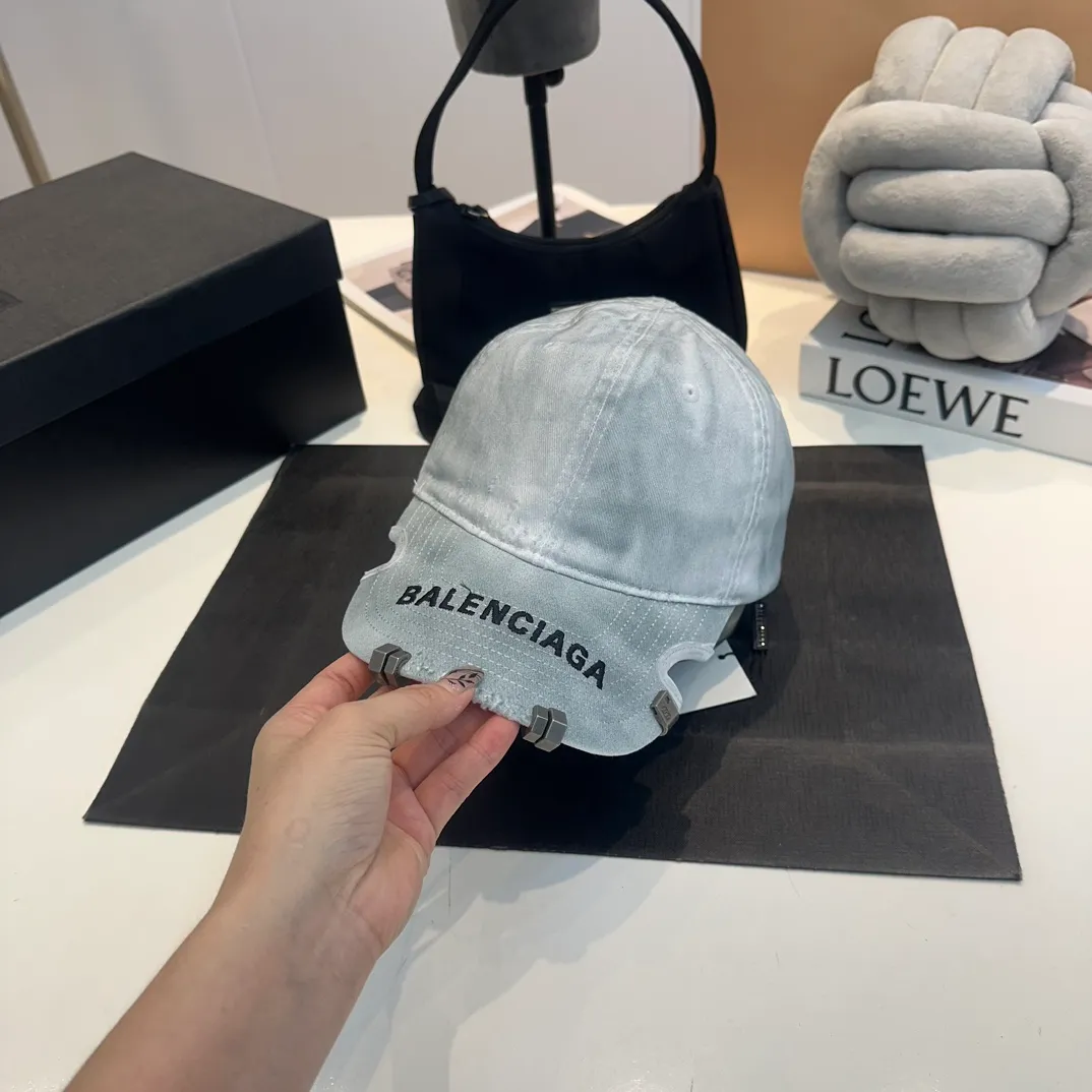 P70 Balenclaga new baseball cap, ready for delivery in seconds🧢Simple, fashionable, super invincible and beautiful hat! Couple style! The advantages of the original product compared to other hats,