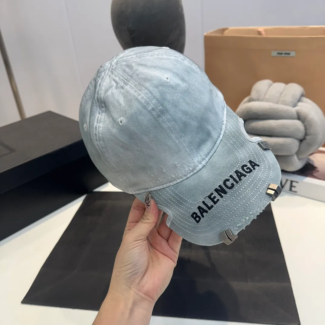 P70 Balenclaga new baseball cap, ready for delivery in seconds🧢Simple, fashionable, super invincible and beautiful hat! Couple style! The advantages of the original product compared to other hats,