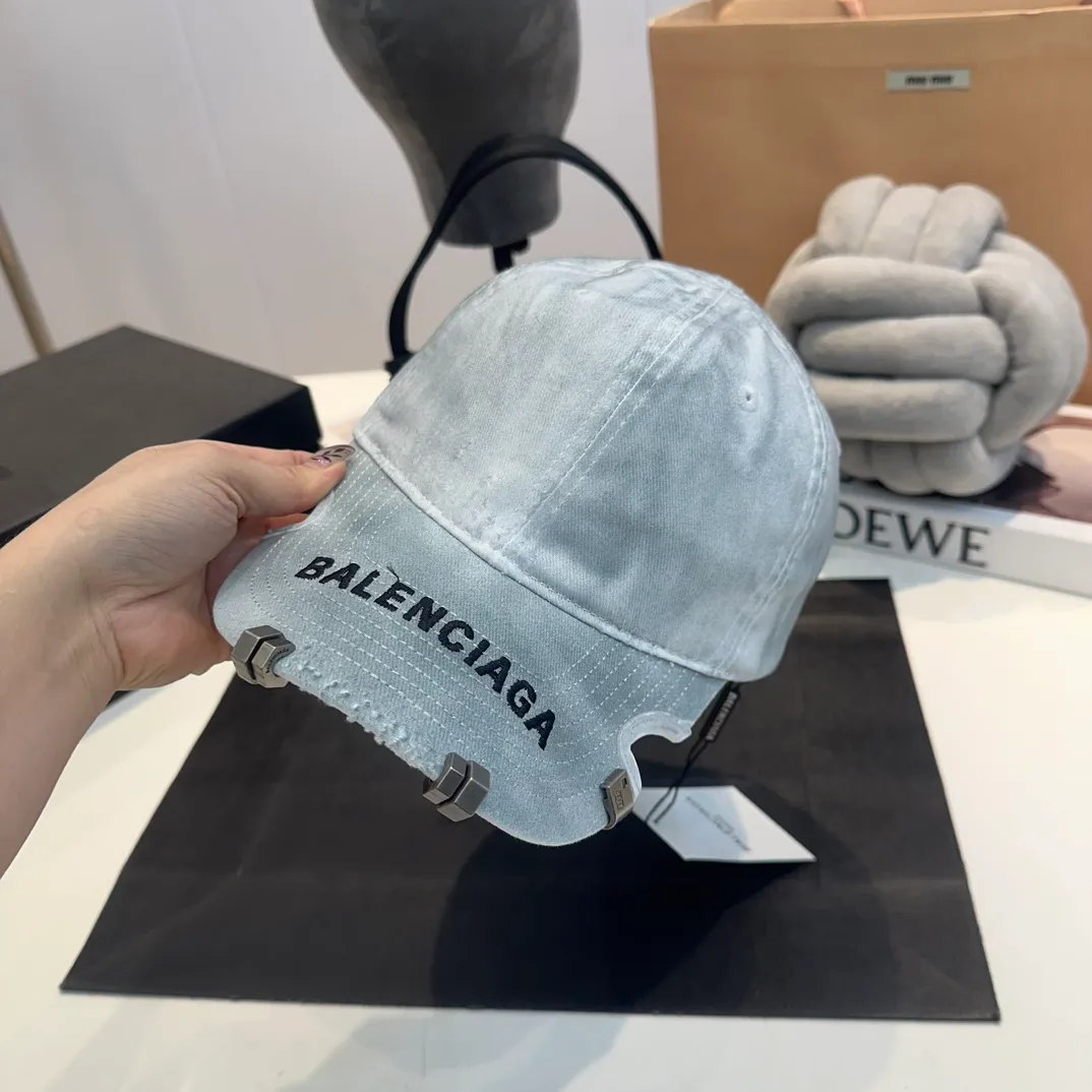 P70 Balenclaga new baseball cap, ready for delivery in seconds🧢Simple, fashionable, super invincible and beautiful hat! Couple style! The advantages of the original product compared to other hats,