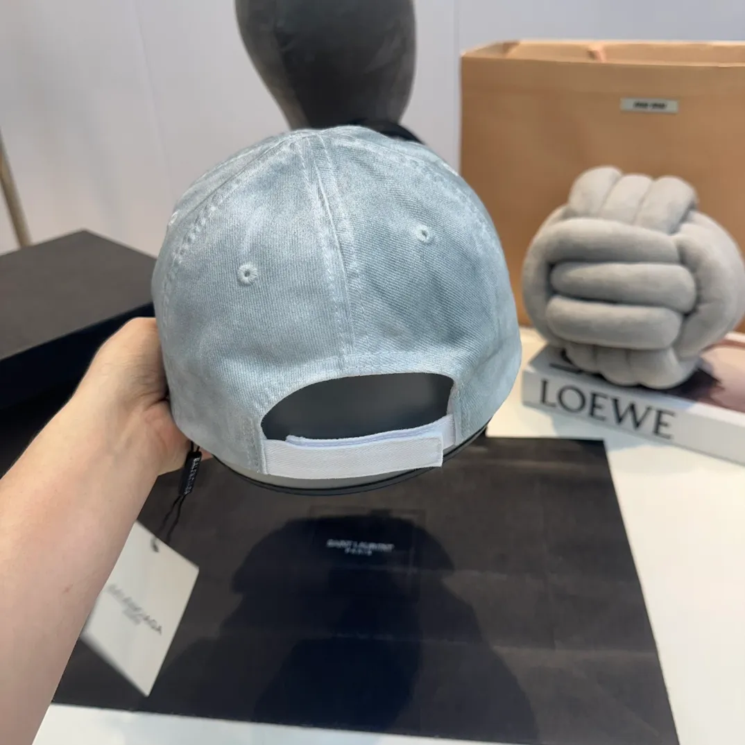 P70 Balenclaga new baseball cap, ready for delivery in seconds🧢Simple, fashionable, super invincible and beautiful hat! Couple style! The advantages of the original product compared to other hats,