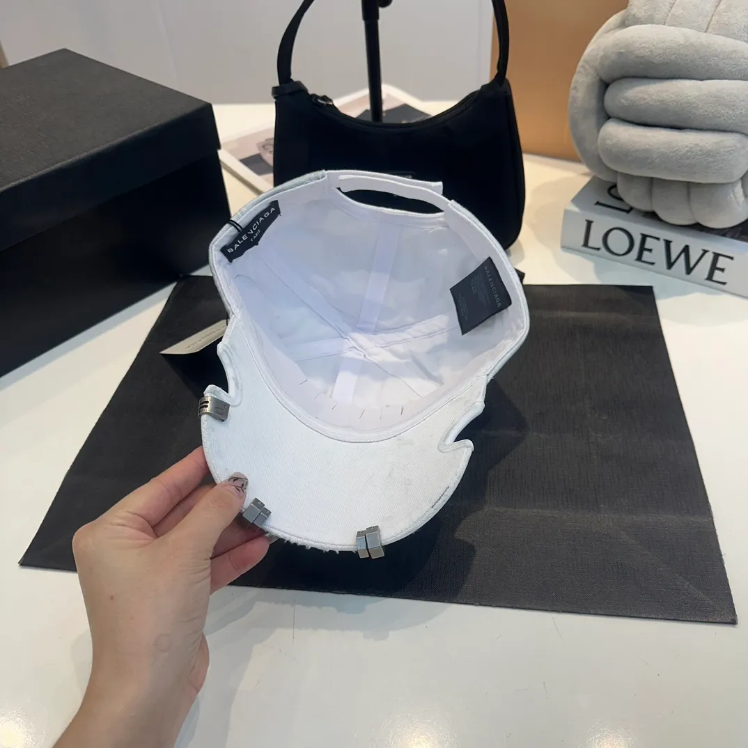 P70 Balenclaga new baseball cap, ready for delivery in seconds🧢Simple, fashionable, super invincible and beautiful hat! Couple style! The advantages of the original product compared to other hats,