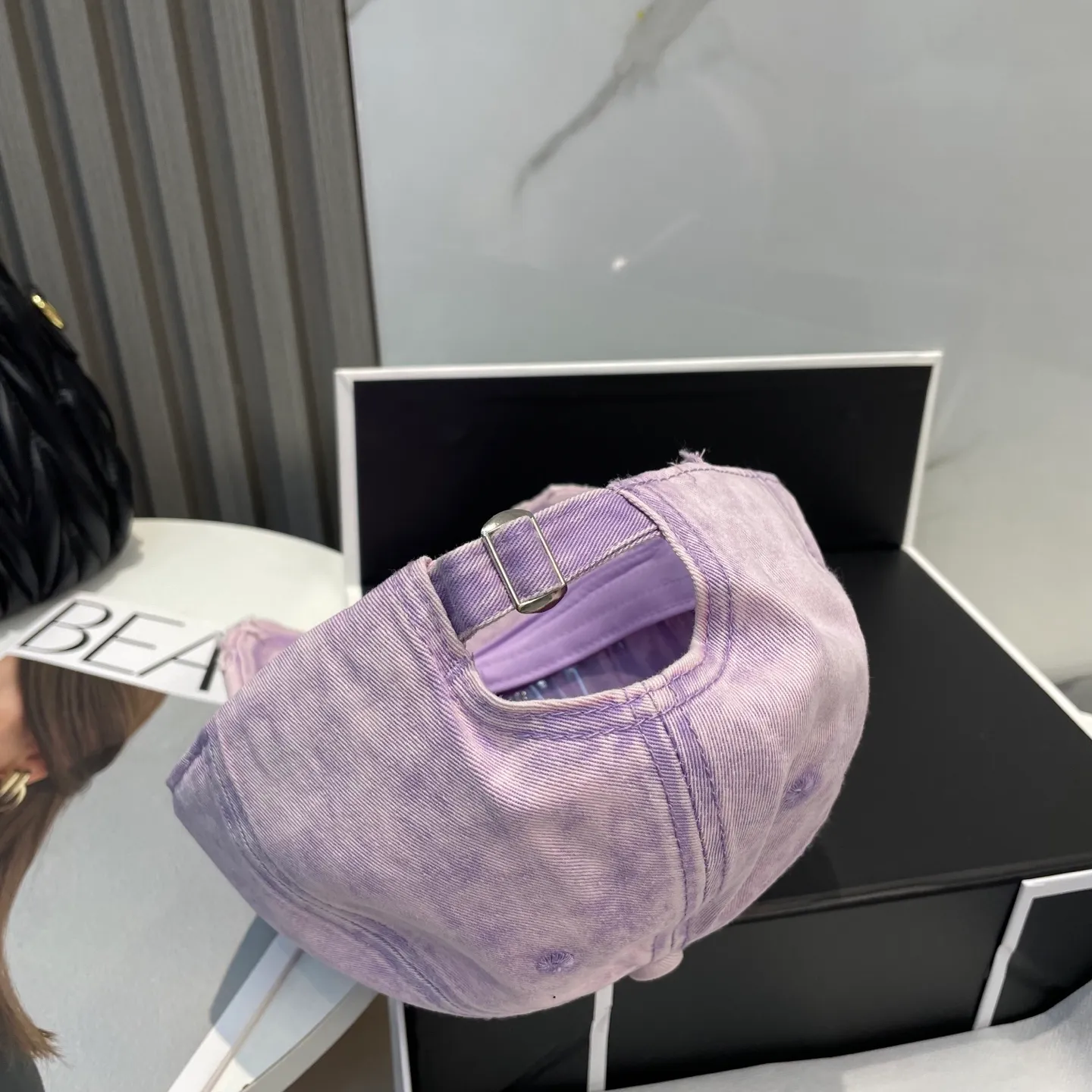 P66 Balenciaga new spring baseball cap This hat is so beautiful! The hole design adds a bit of casualness and uninhibitedness, allowing you to easily wear it with casual wear or sportswear.
