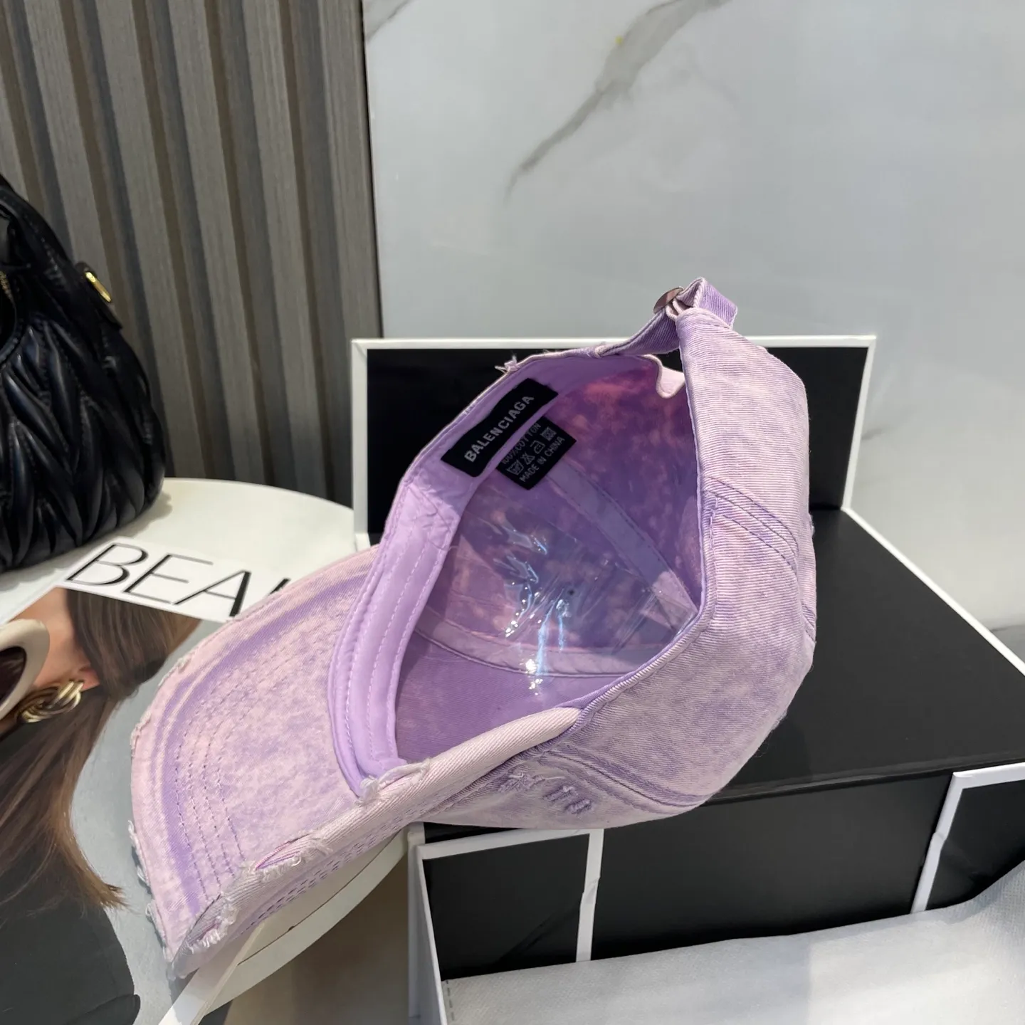 P66 Balenciaga new spring baseball cap This hat is so beautiful! The hole design adds a bit of casualness and uninhibitedness, allowing you to easily wear it with casual wear or sportswear.
